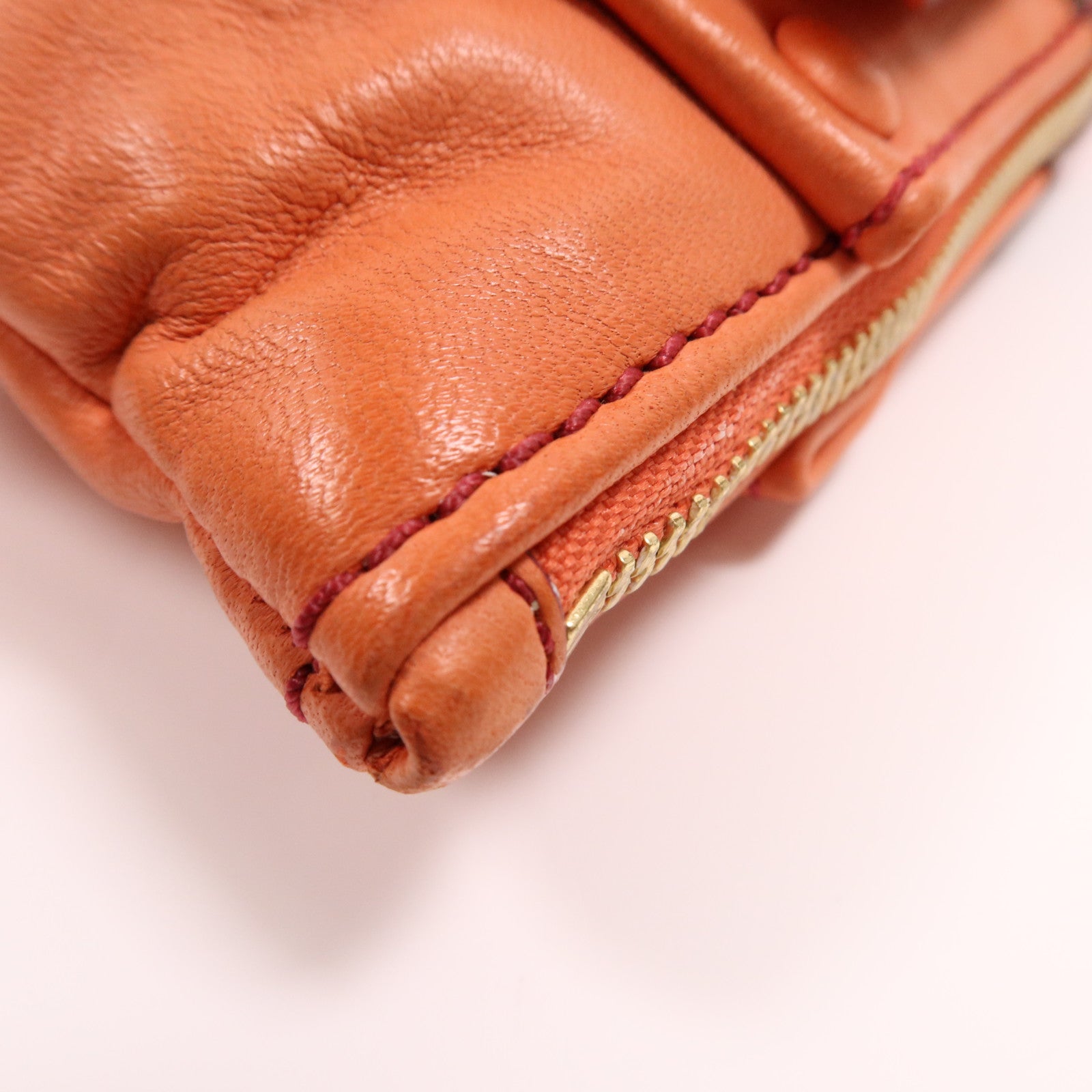 Chloe 羊皮皮革Pouch金扣手拿包