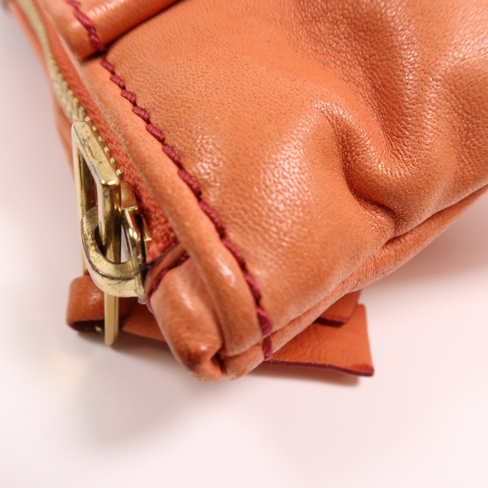 Chloe 羊皮皮革Pouch金扣手拿包