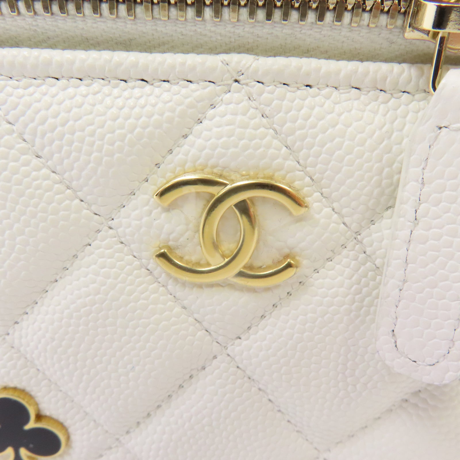 CHANEL 菱格Caviar皮革Vanity Case金扣鏈帶肩背袋白色