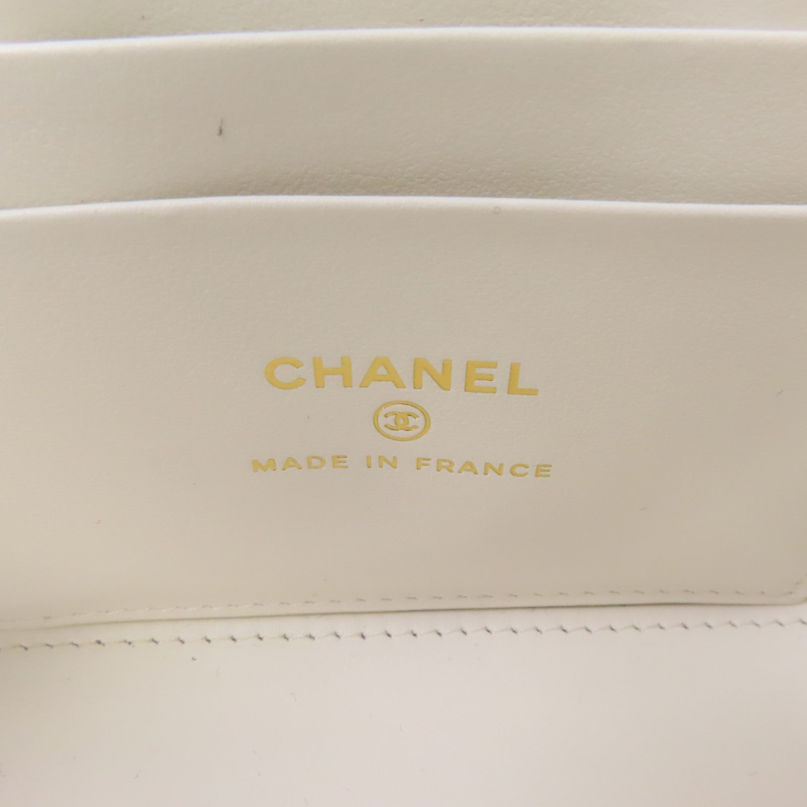 CHANEL 菱格Caviar皮革Vanity Case金扣鏈帶肩背袋白色