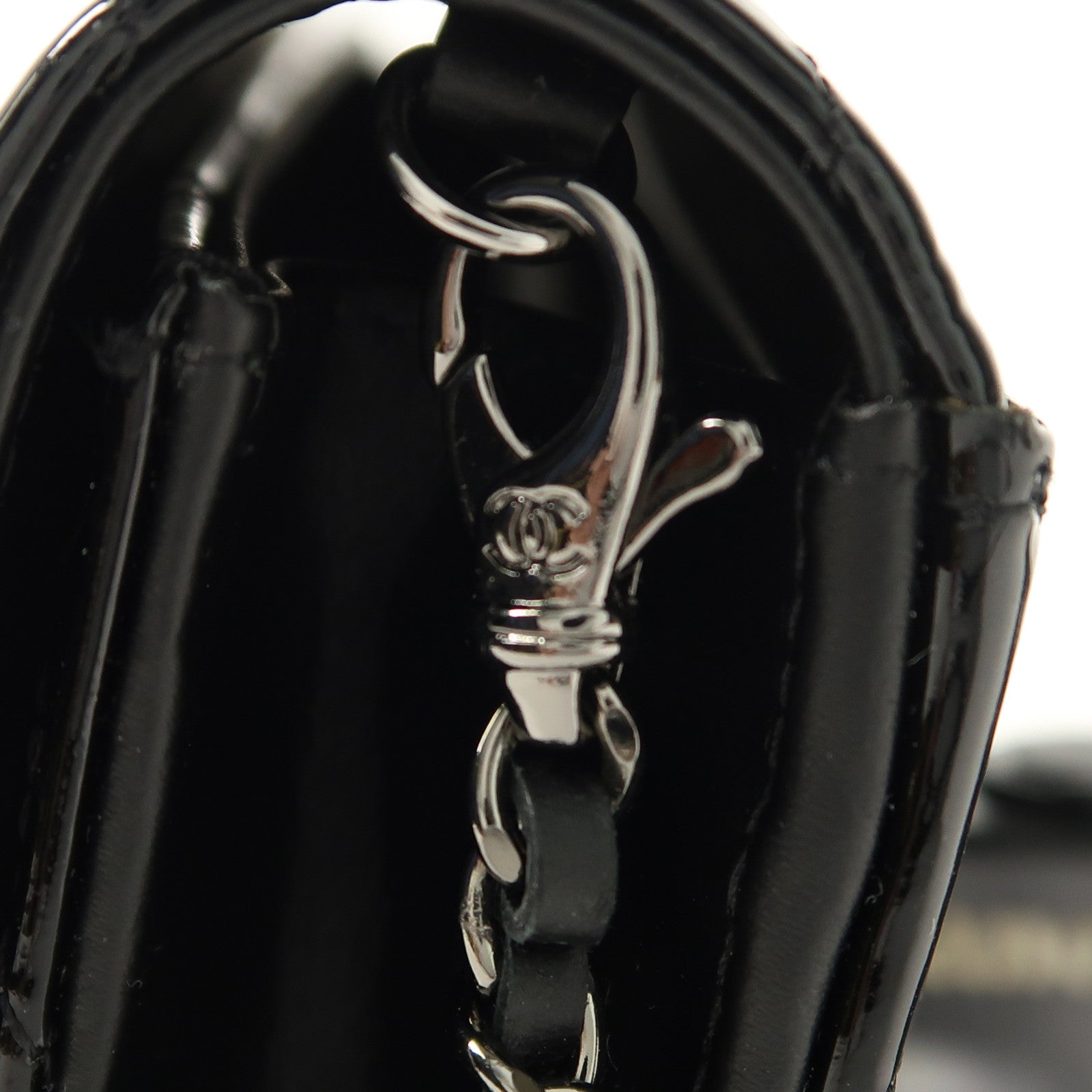 CHANEL 漆皮皮革Shoulder Bag銀扣鏈帶肩背袋