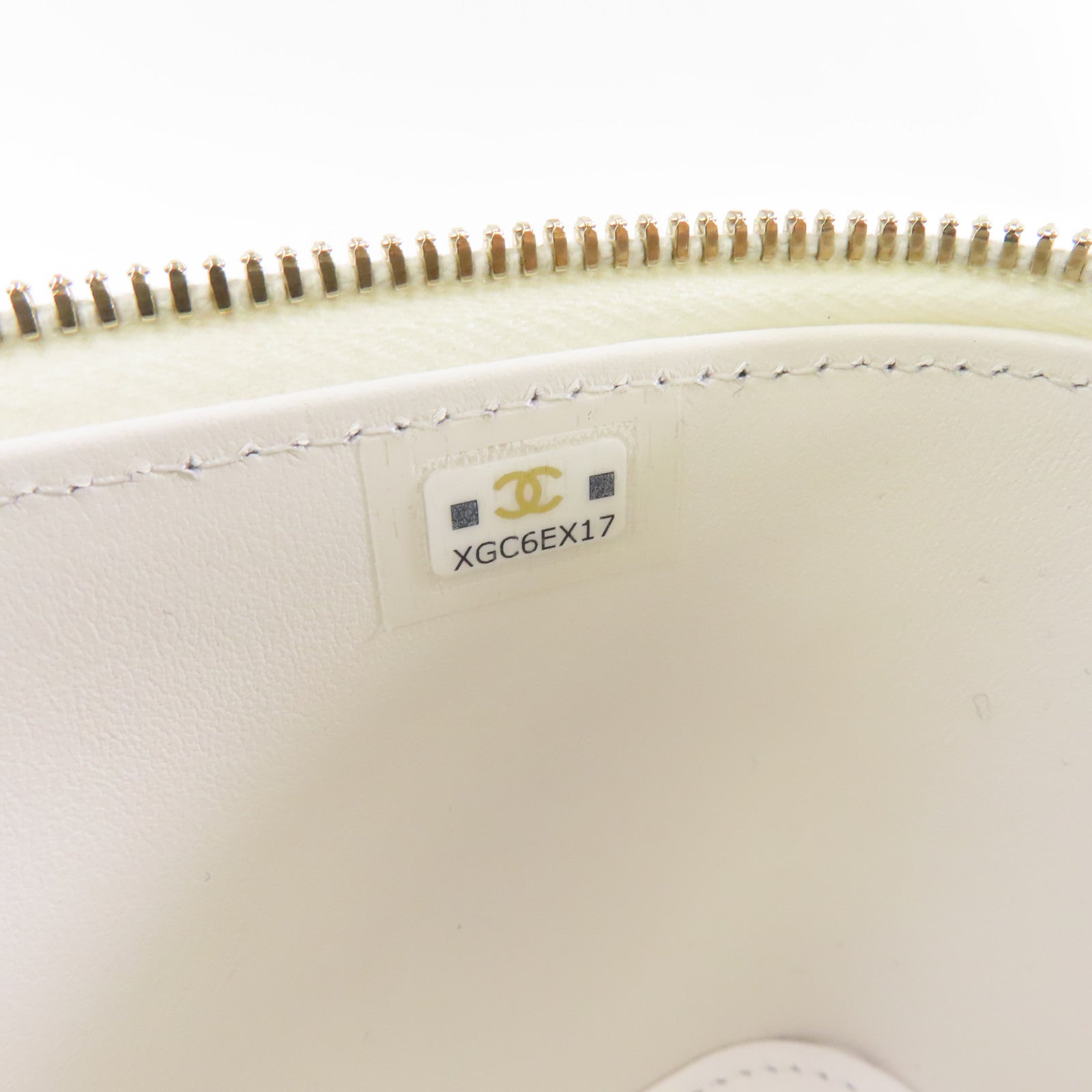 CHANEL 菱格Caviar皮革Vanity Case金扣鏈帶肩背袋白色