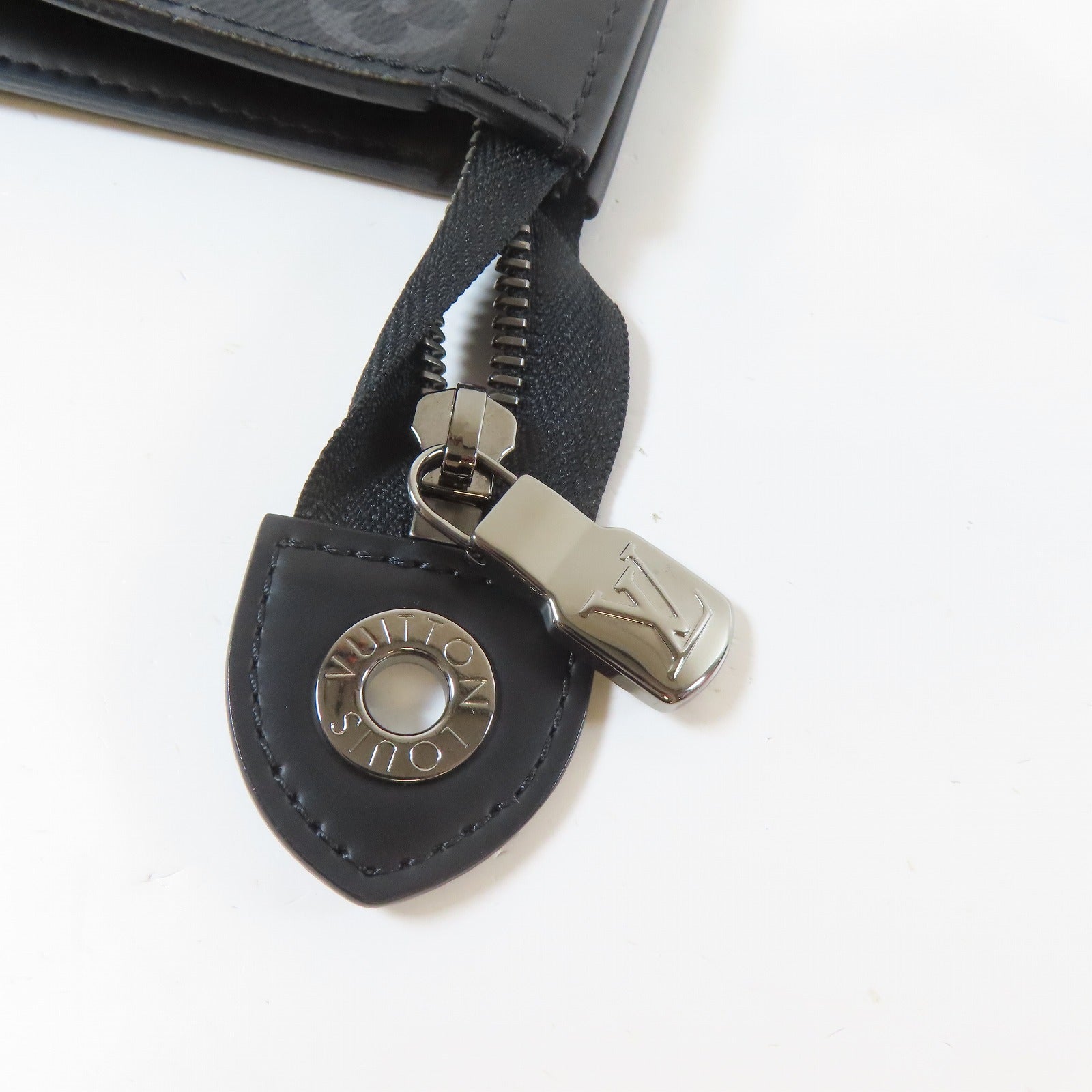 LOUIS VUITTON Monogram Eclipse Pochette Voyage MM銀扣手拿包黑色