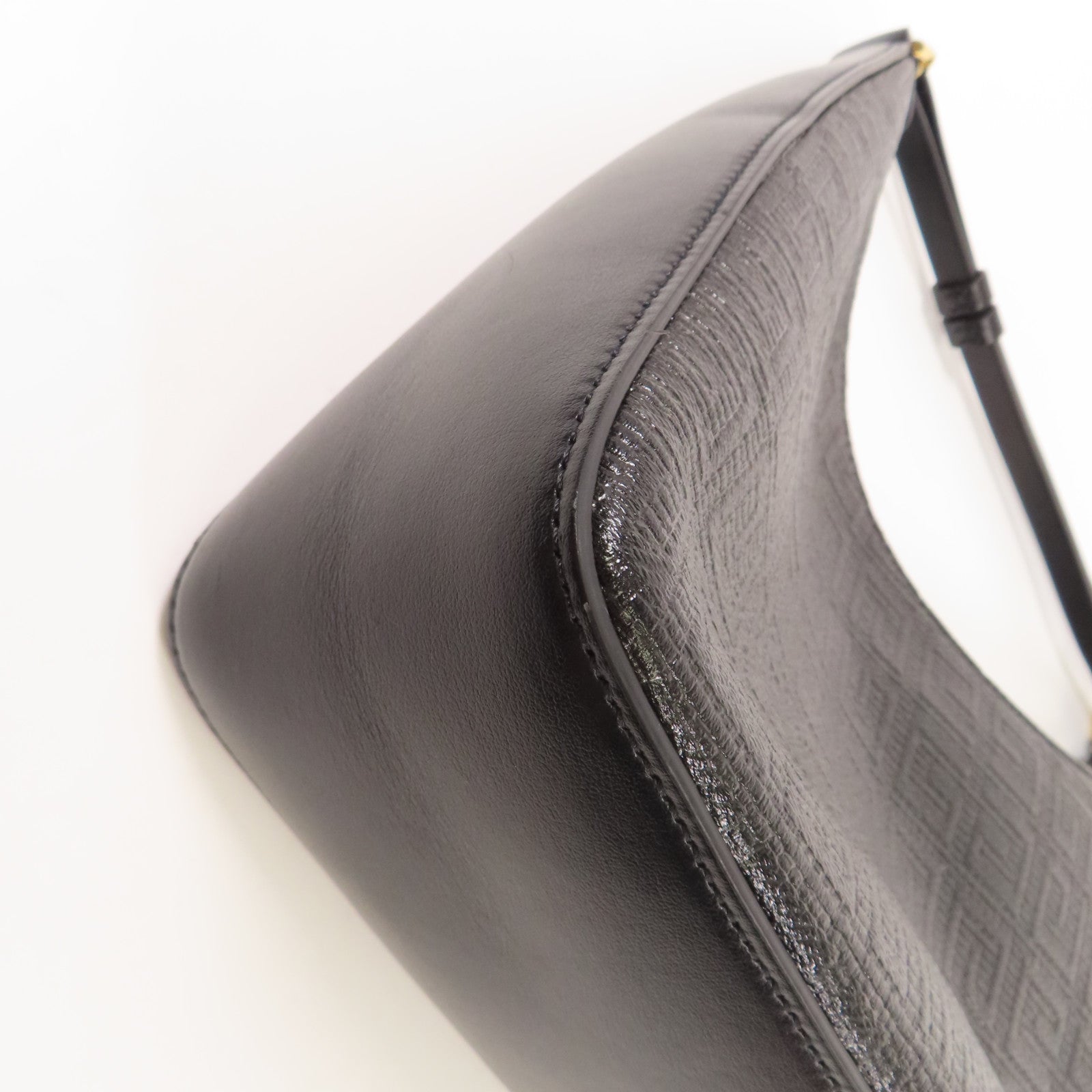 GIVENCHY 牛皮皮革Small Moon Cut Out Bag金扣肩背袋