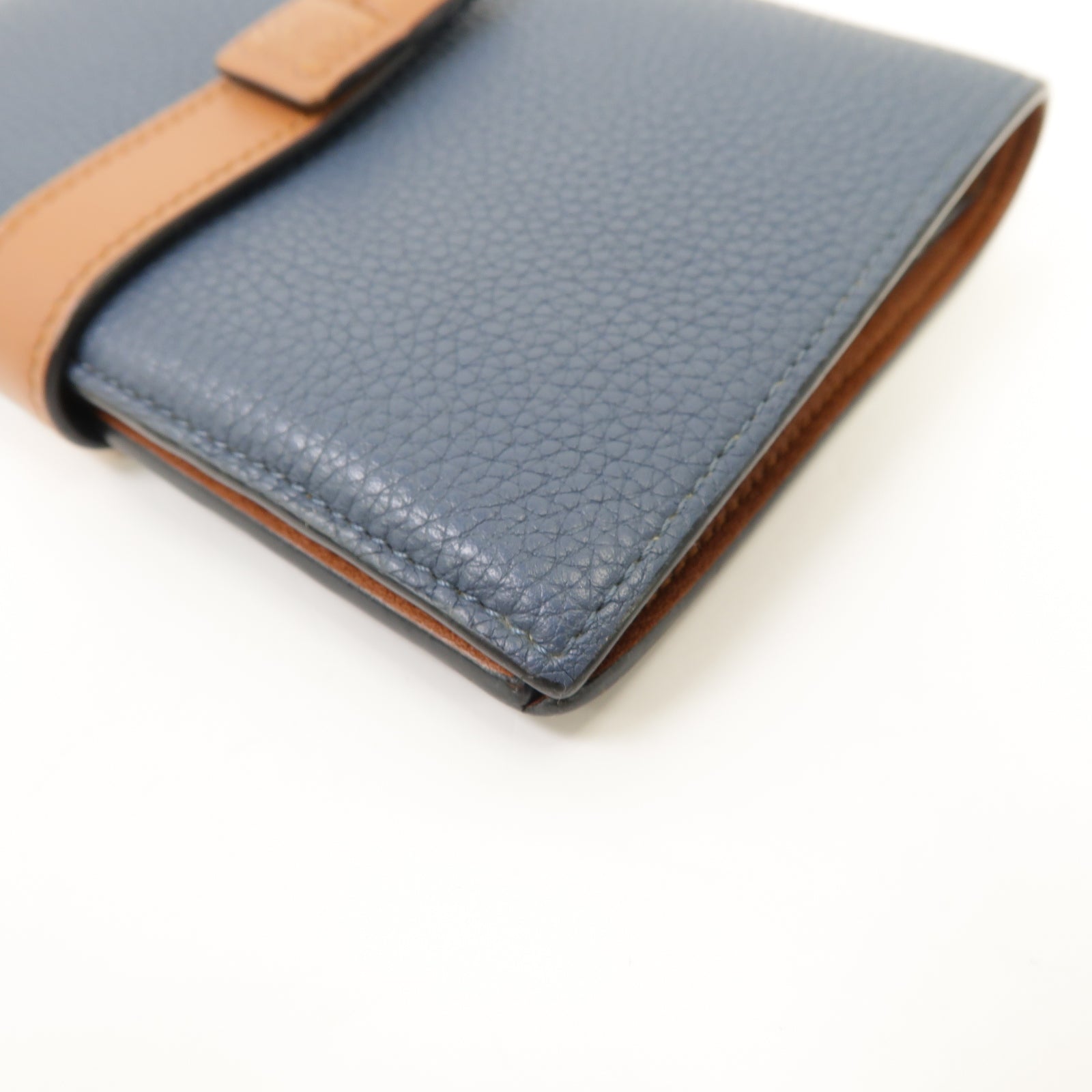 LOEWE 牛皮皮革Medium Vertical Wallet銀扣钱包藍色/啡色