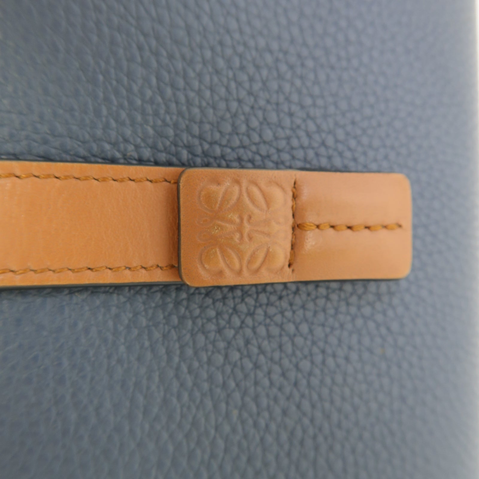 LOEWE 牛皮皮革Medium Vertical Wallet銀扣钱包藍色/啡色