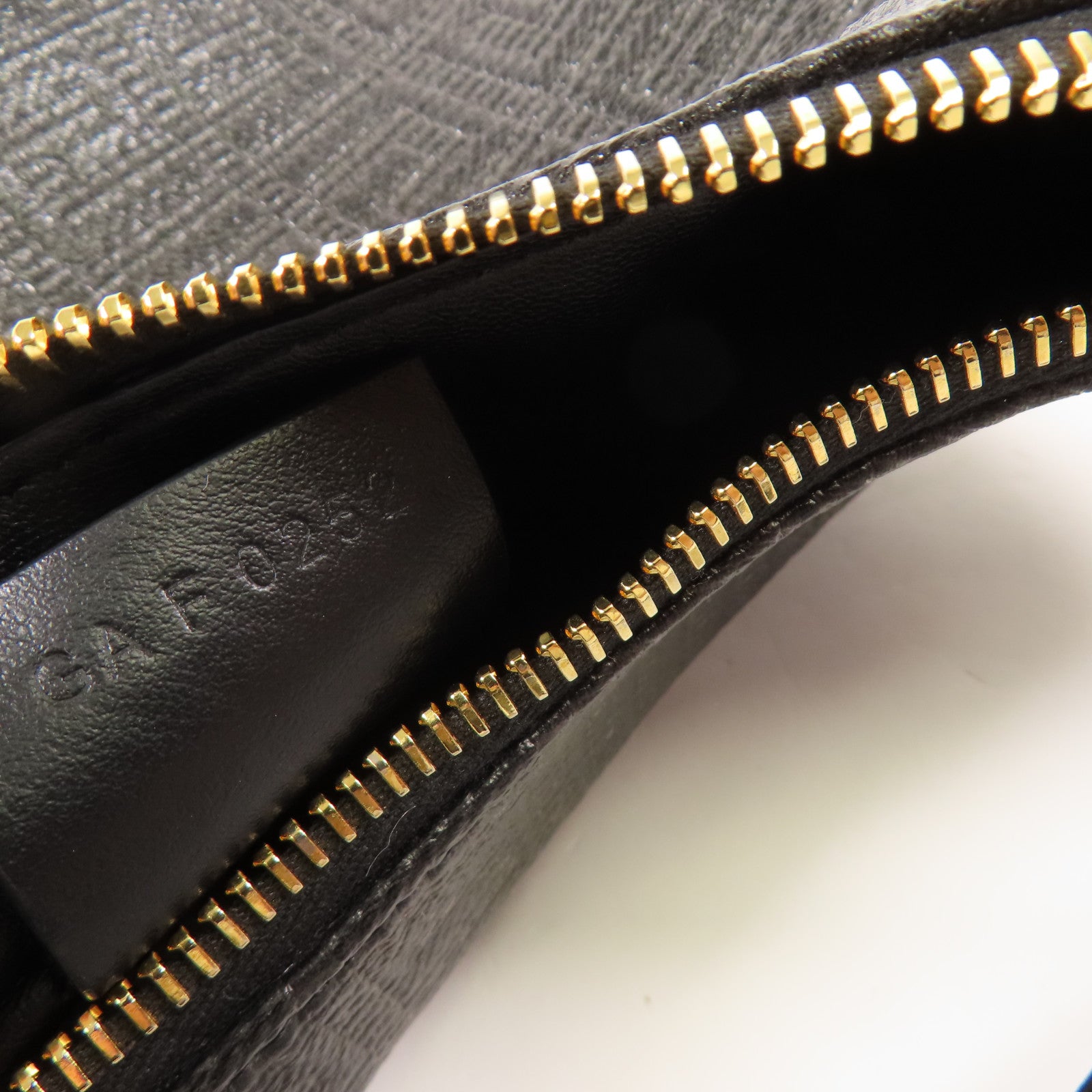 GIVENCHY 牛皮皮革Small Moon Cut Out Bag金扣肩背袋