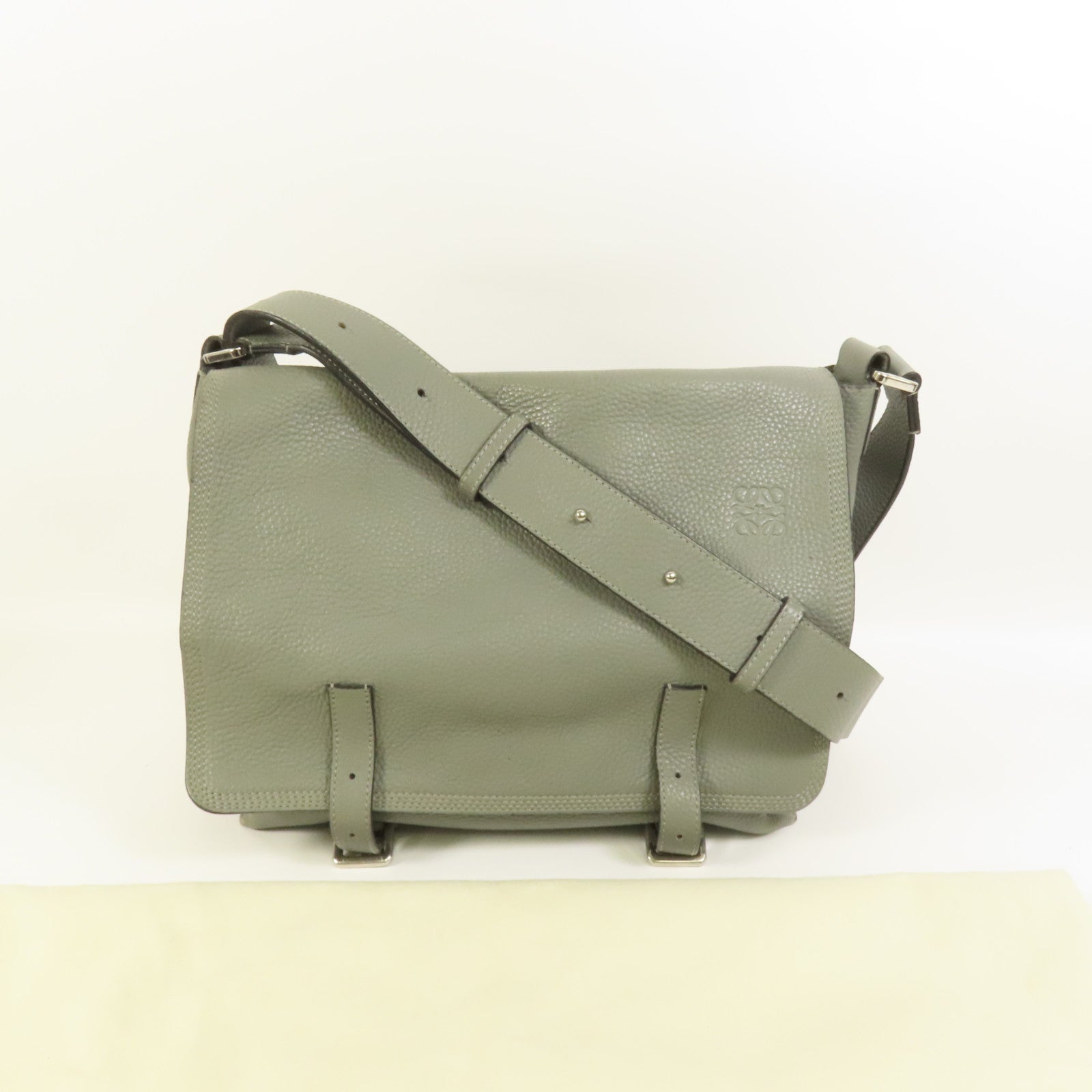 LOEWE 牛皮皮革Military Messenger銀扣肩背袋