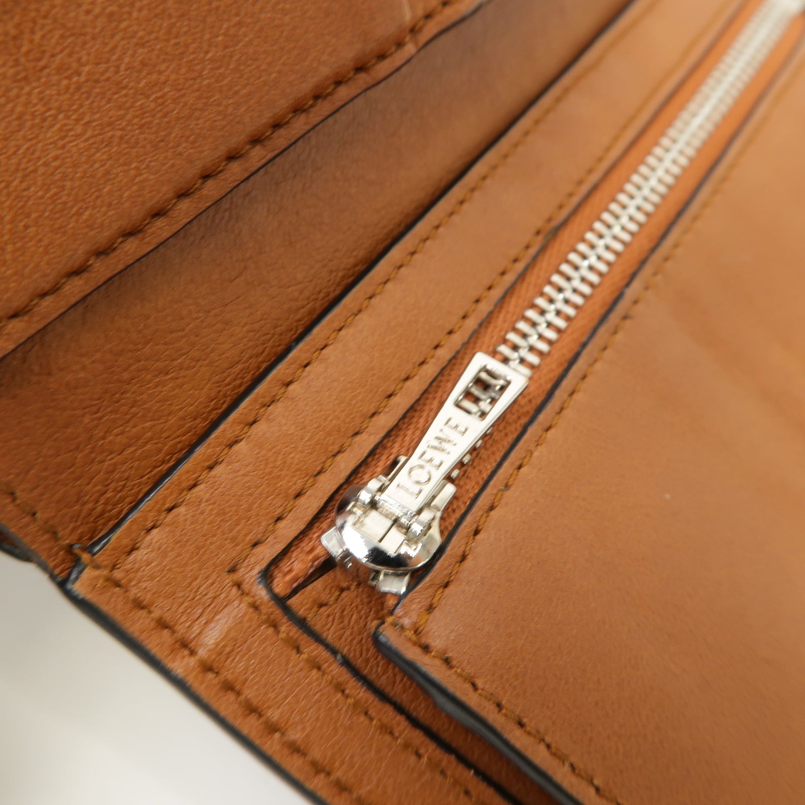 LOEWE 牛皮皮革Medium Vertical Wallet銀扣钱包藍色/啡色