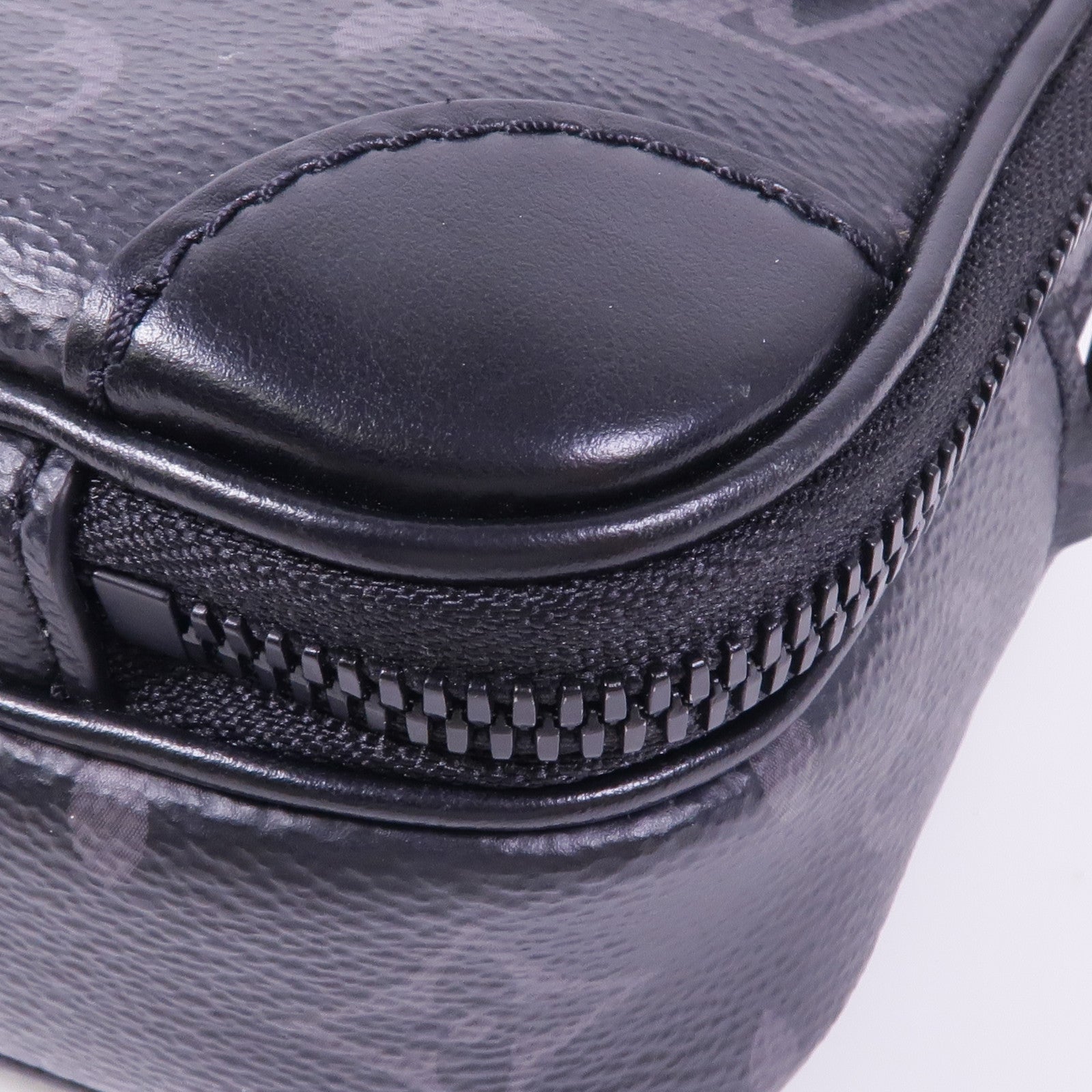 LOUIS VUITTON Monogram Eclipse Alpha Messenger肩背袋