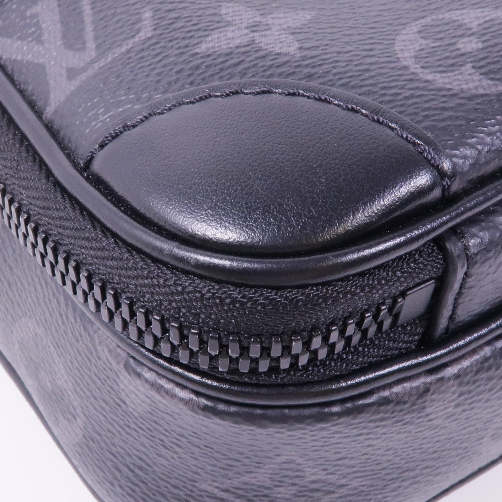 LOUIS VUITTON Monogram Eclipse Alpha Messenger肩背袋