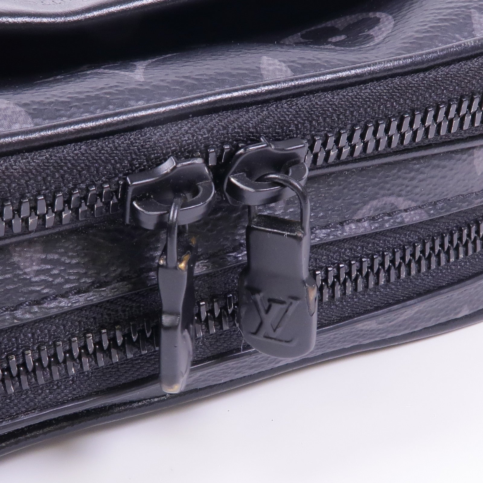 LOUIS VUITTON Monogram Eclipse Alpha Messenger肩背袋