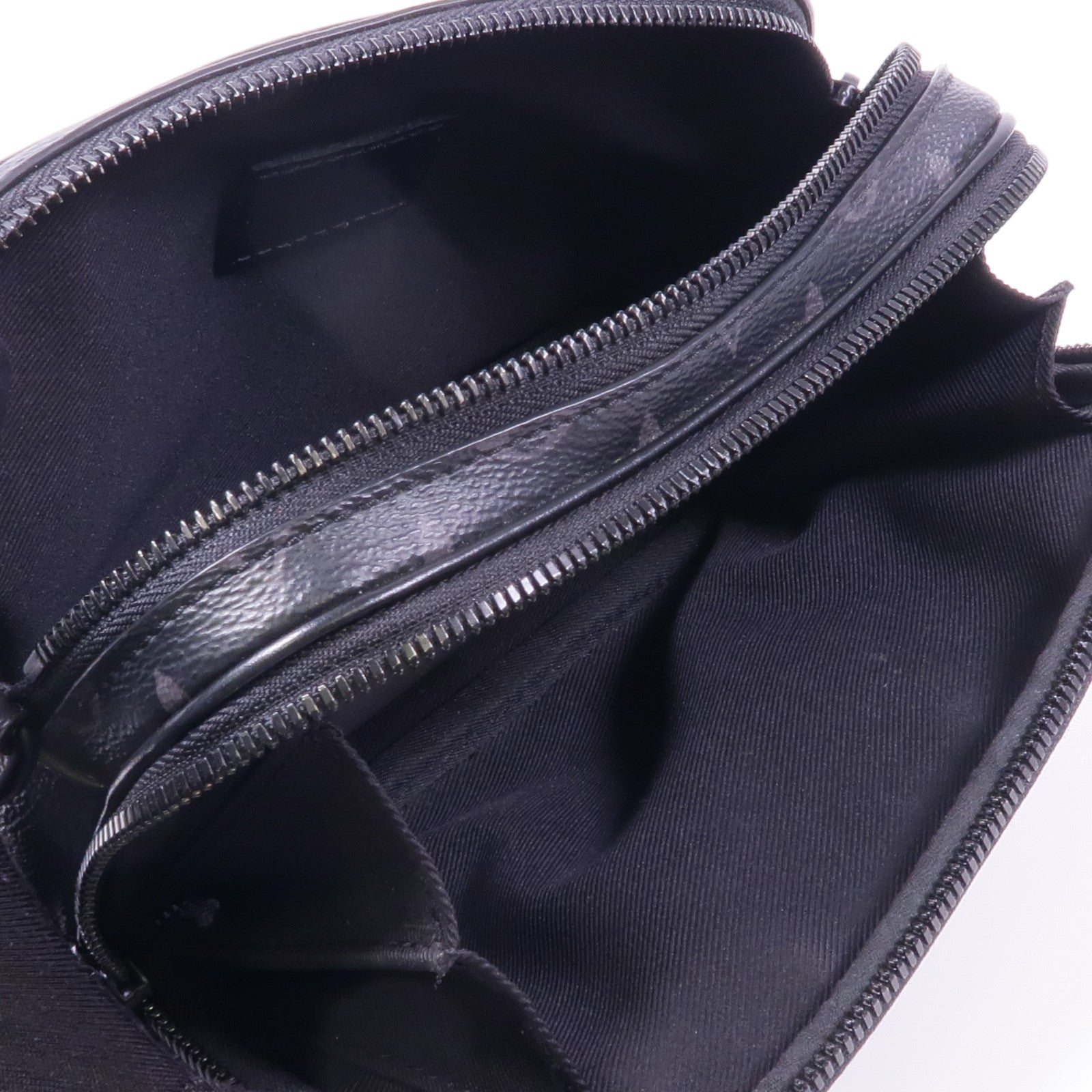 LOUIS VUITTON Monogram Eclipse Alpha Messenger肩背袋