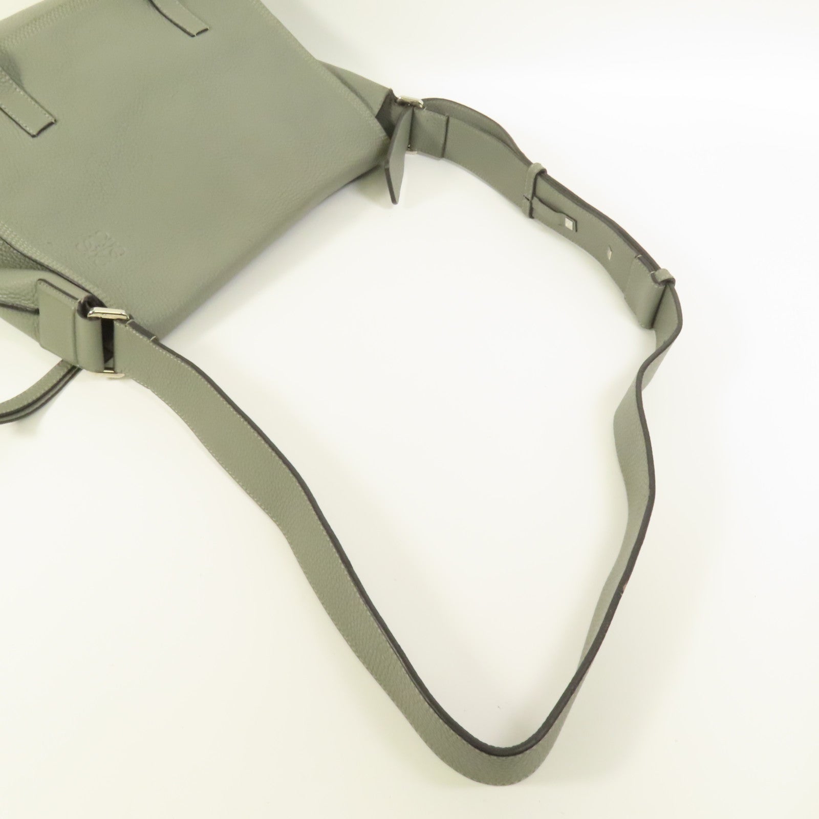 LOEWE 牛皮皮革Military Messenger銀扣肩背袋