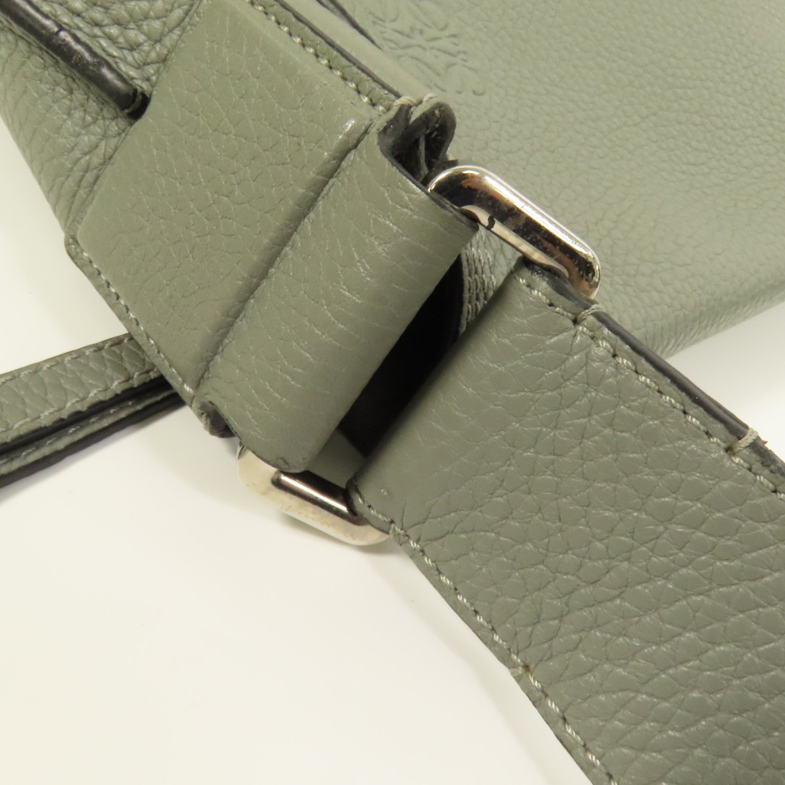 LOEWE 牛皮皮革Military Messenger銀扣肩背袋