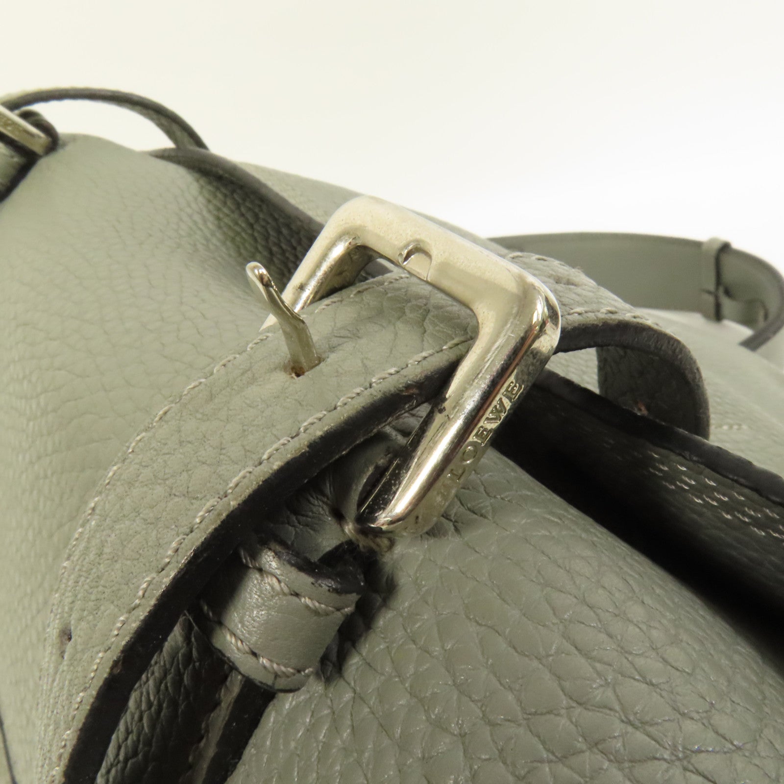 LOEWE 牛皮皮革Military Messenger銀扣肩背袋
