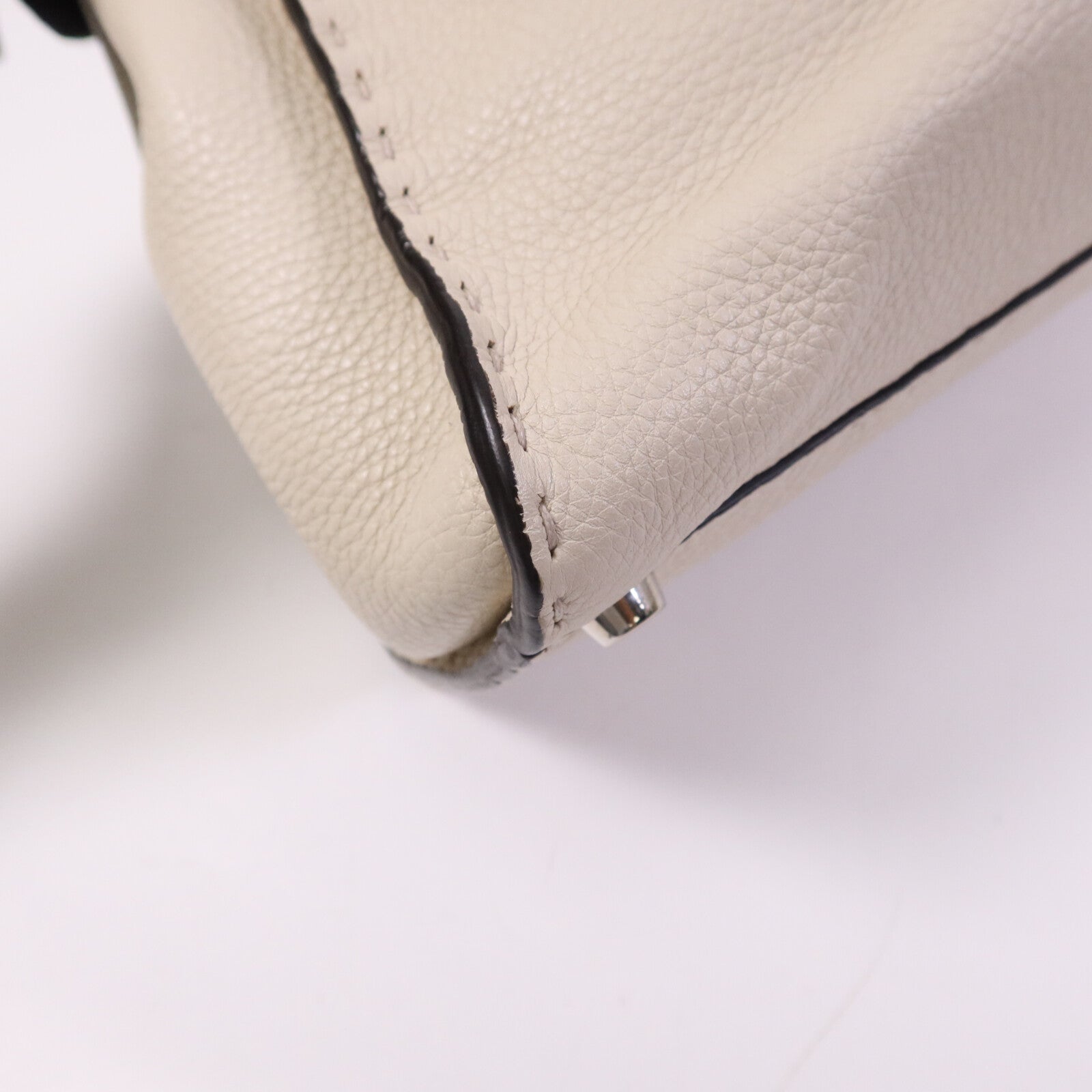 FENDI 【激減優惠】牛皮皮革Peekaboo Medium銀扣肩背袋