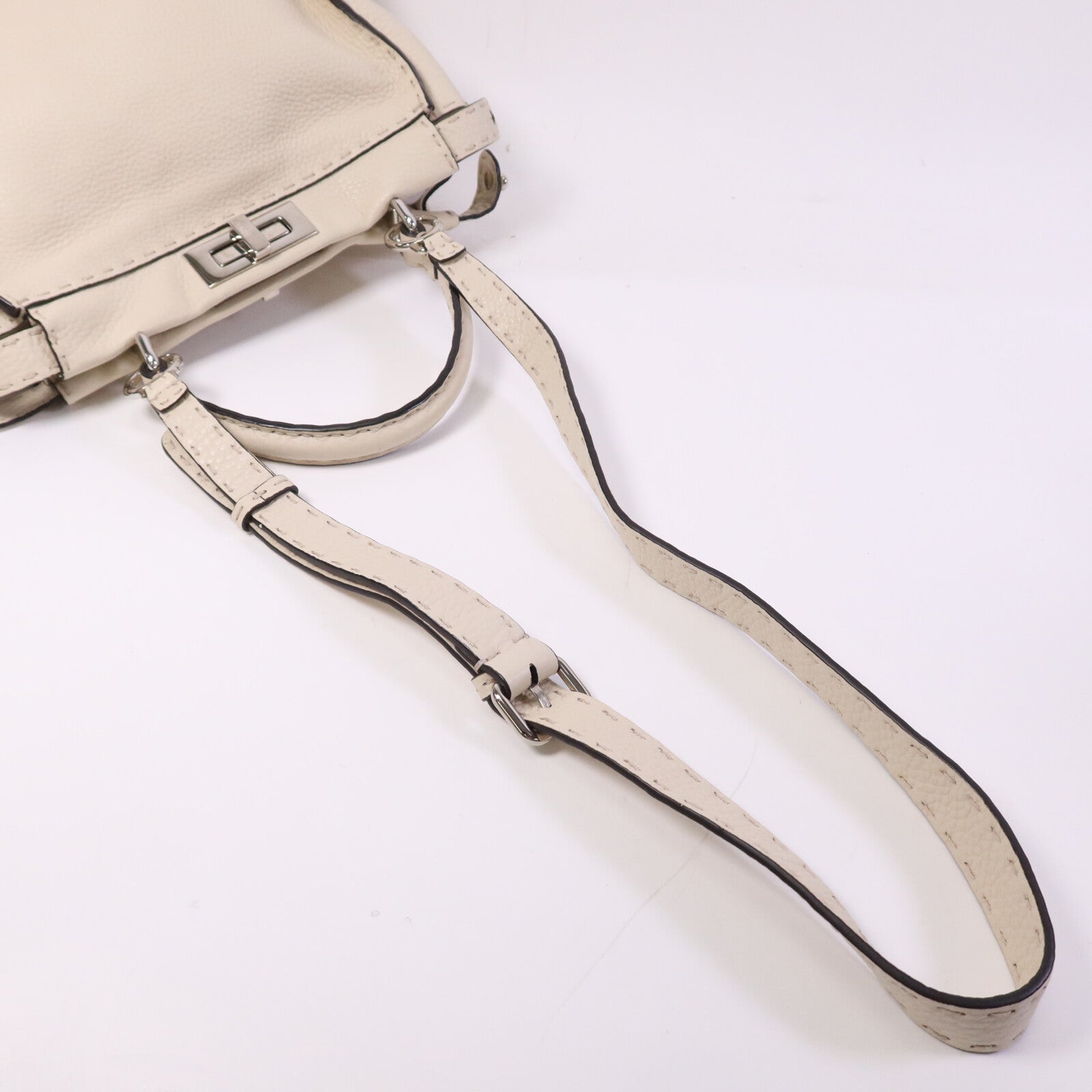 FENDI 【激減優惠】牛皮皮革Peekaboo Medium銀扣肩背袋