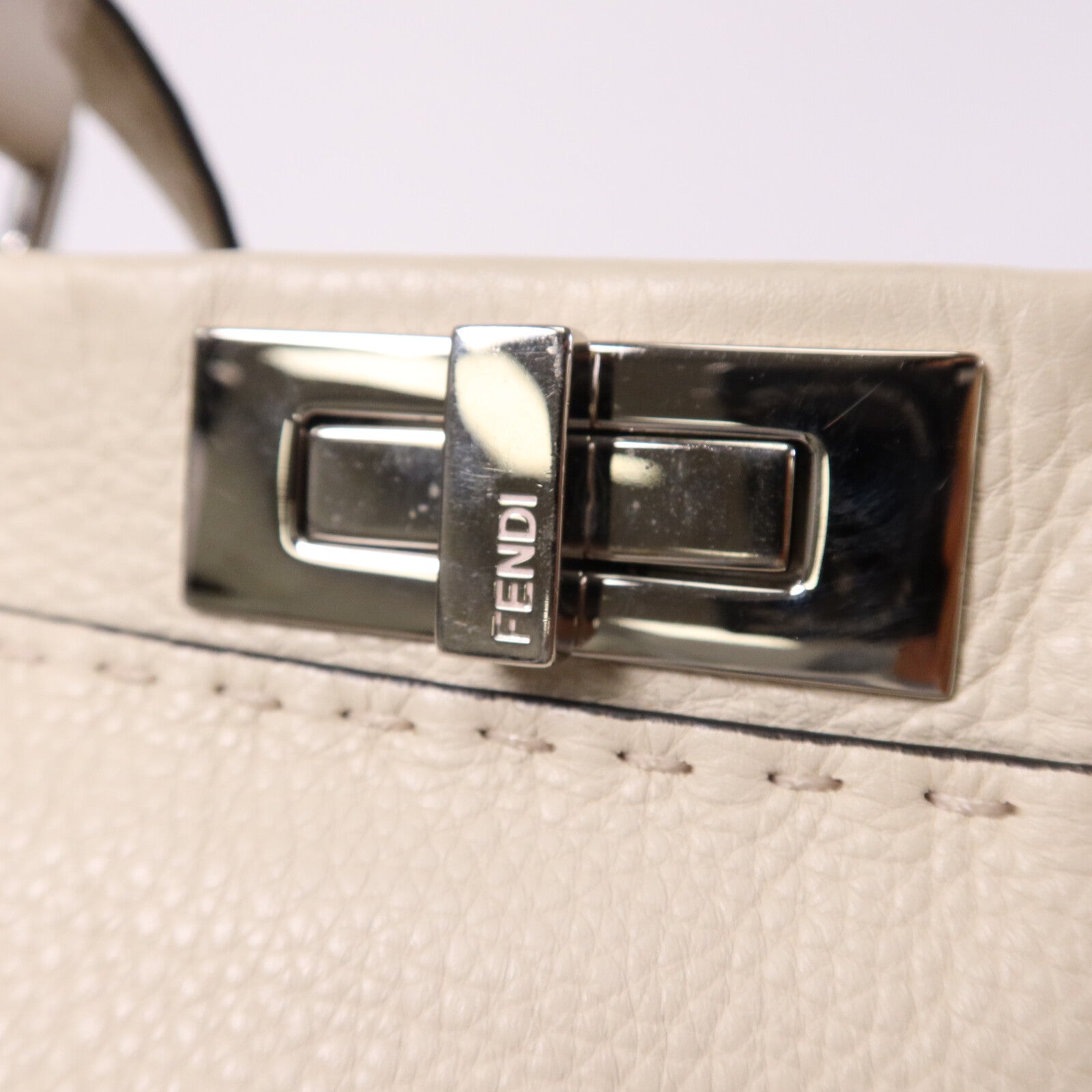 FENDI 【激減優惠】牛皮皮革Peekaboo Medium銀扣肩背袋