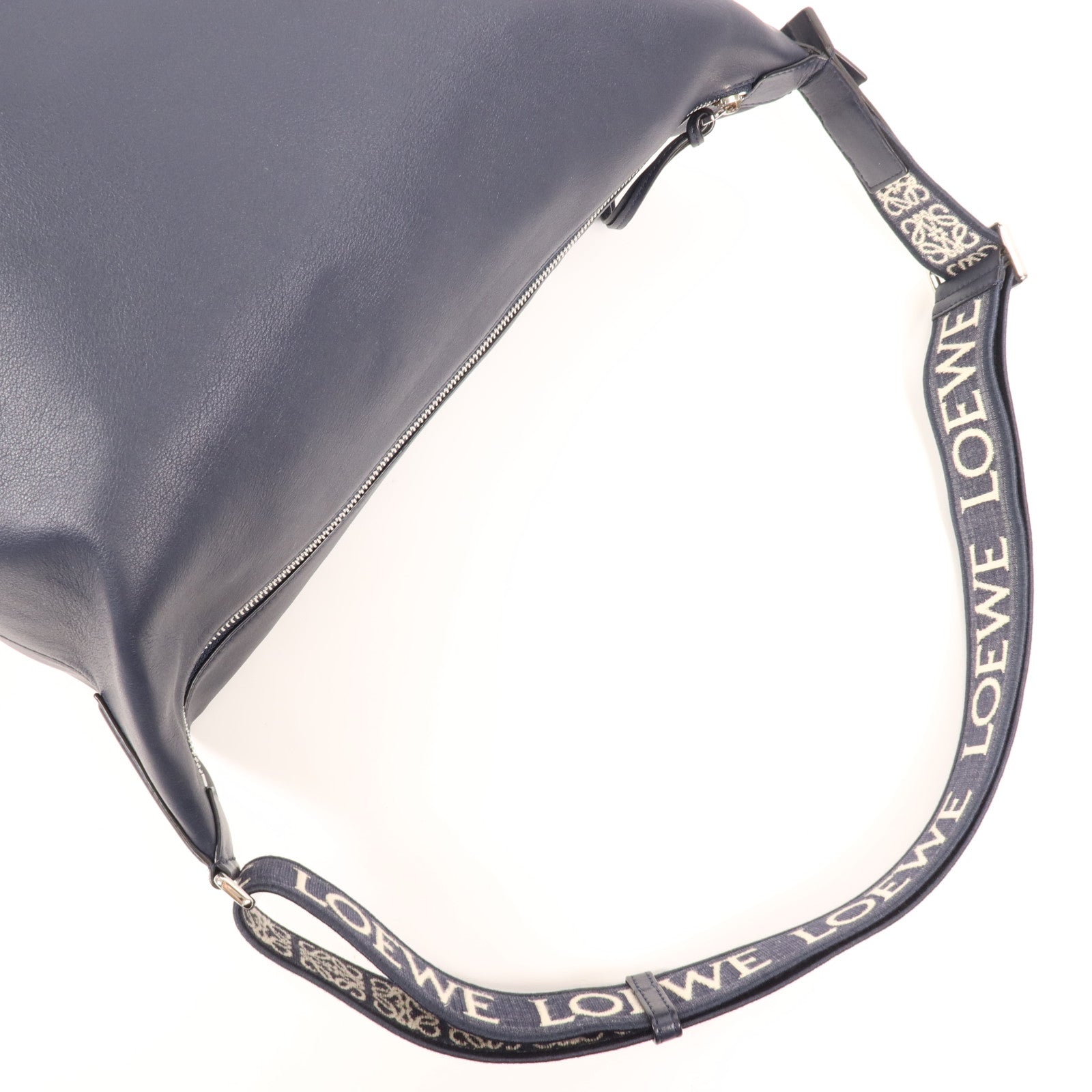 LOEWE 牛皮皮革Cubi Crossbody銀扣肩背袋