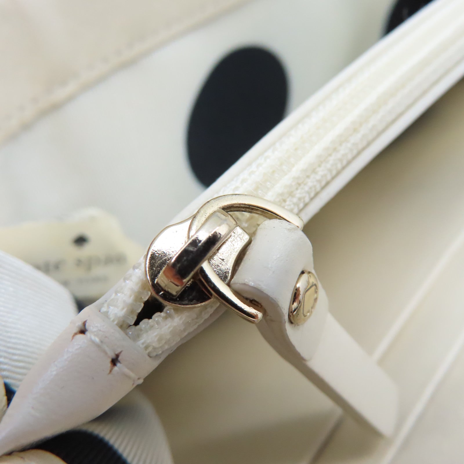 Kate Spade 【激減優惠】牛皮皮革Round Long Wallet拉鏈長錢包銀色