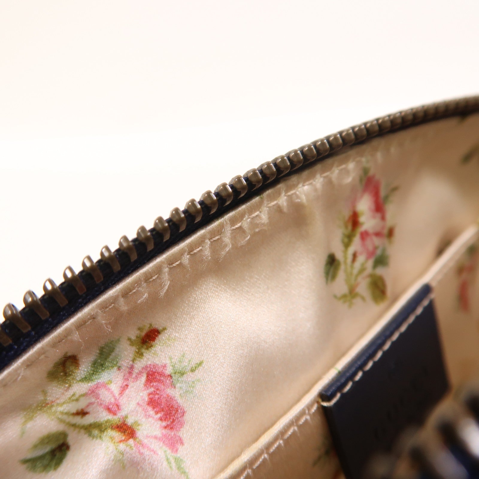 GUCCI 牛仔布Pouch金扣手拿包