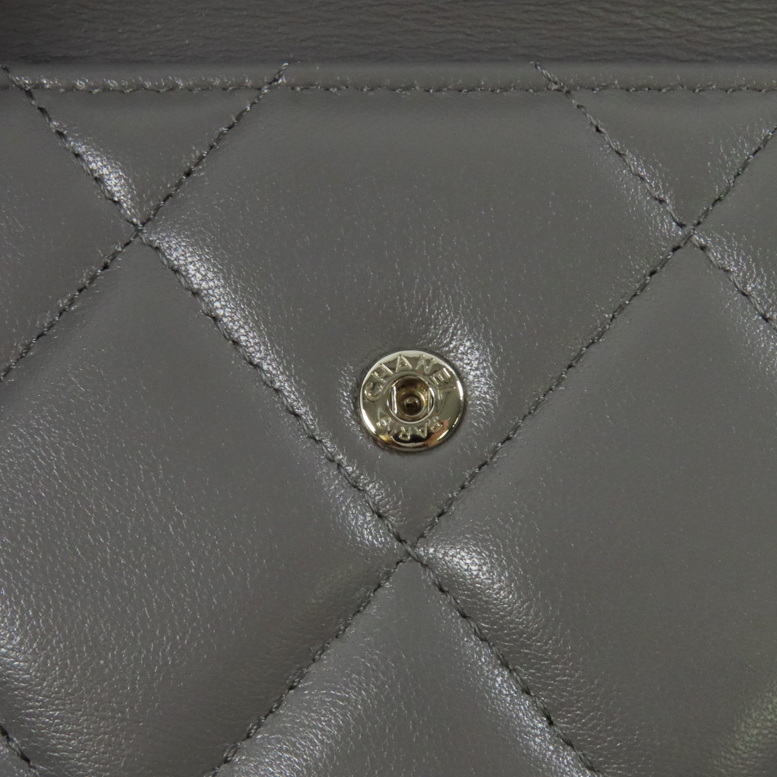 CHANEL 【激減優惠】菱格羊皮皮革Chanel 19 Small Flap Wallet銀扣錢包灰色