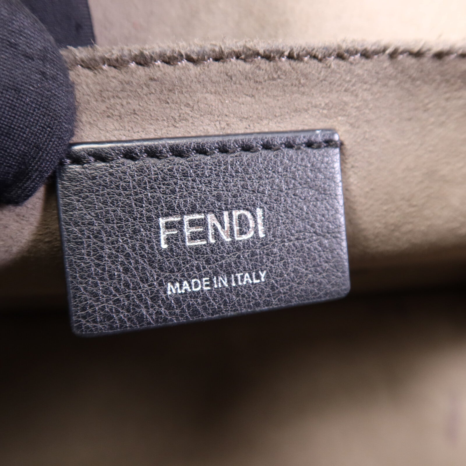 FENDI 牛皮皮革Kan I肩背袋