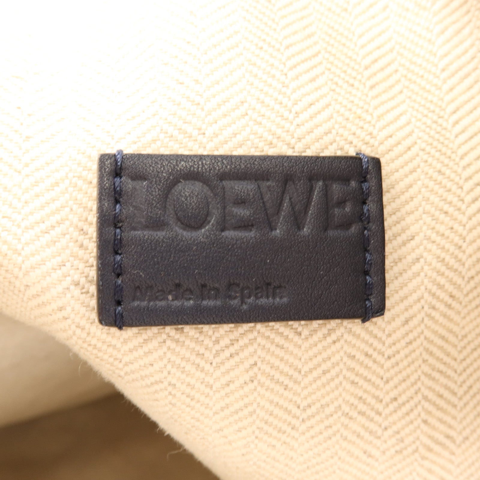LOEWE 牛皮皮革Cubi Crossbody銀扣肩背袋