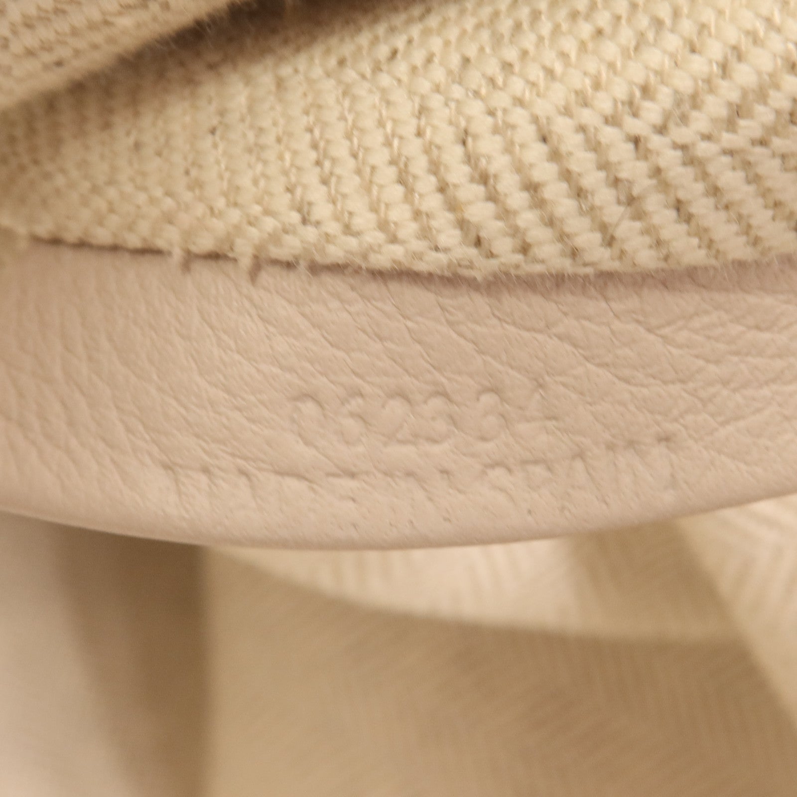 LOEWE 牛皮皮革Cubi Crossbody銀扣肩背袋