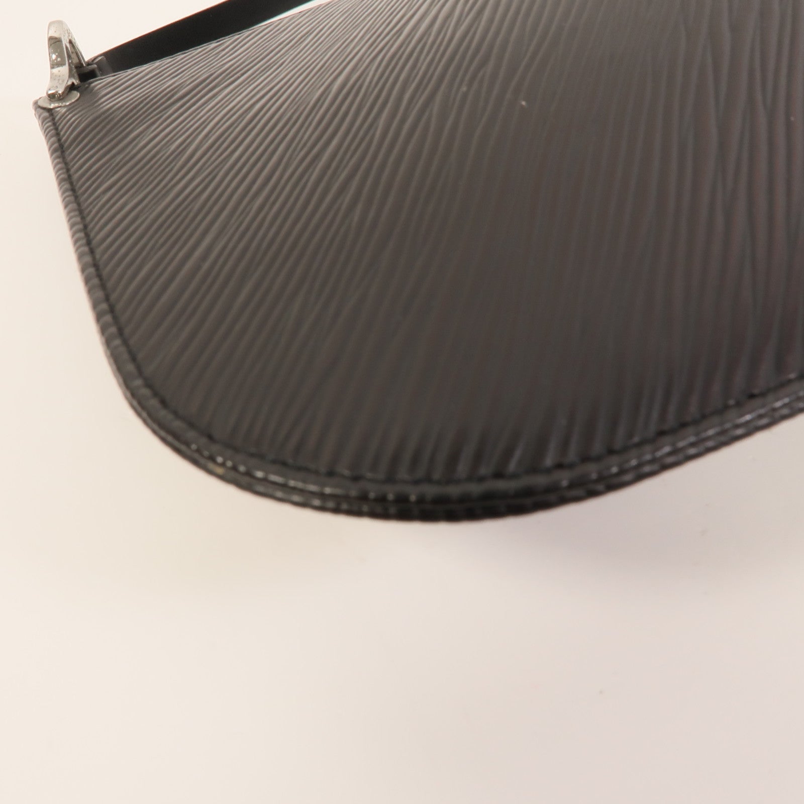 LOUIS VUITTON Epi Pochette Demi Lune肩背袋