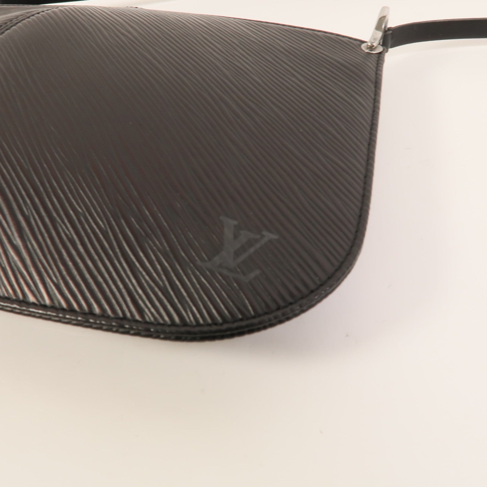 LOUIS VUITTON Epi Pochette Demi Lune肩背袋