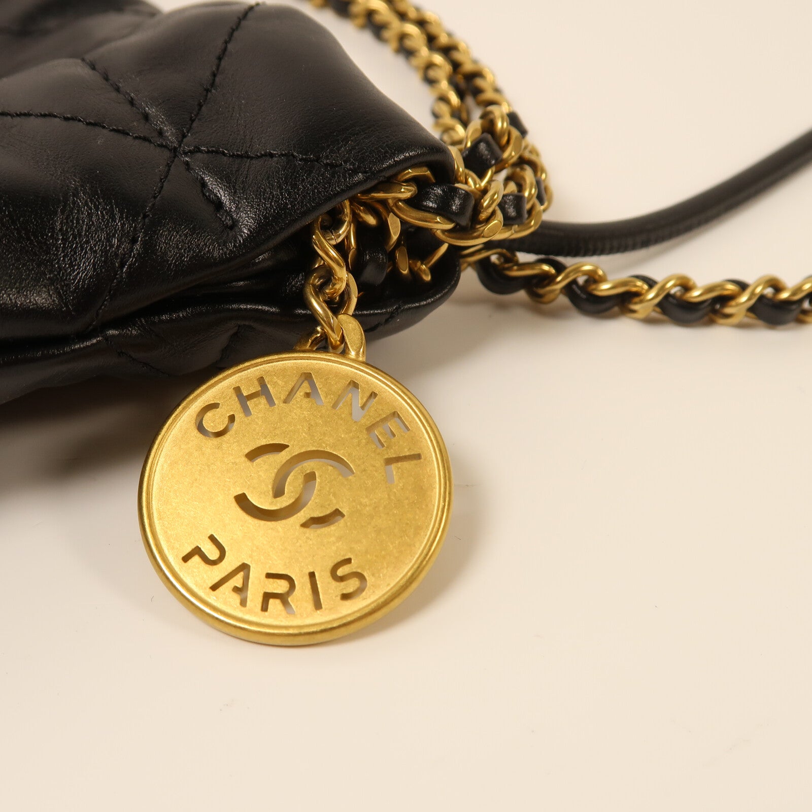 CHANEL 牛皮皮革Chanel Mini 22金扣鏈帶肩背袋