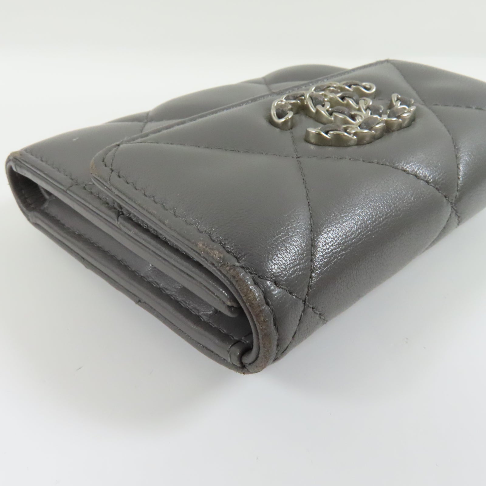 CHANEL 【激減優惠】菱格羊皮皮革Chanel 19 Small Flap Wallet銀扣錢包灰色