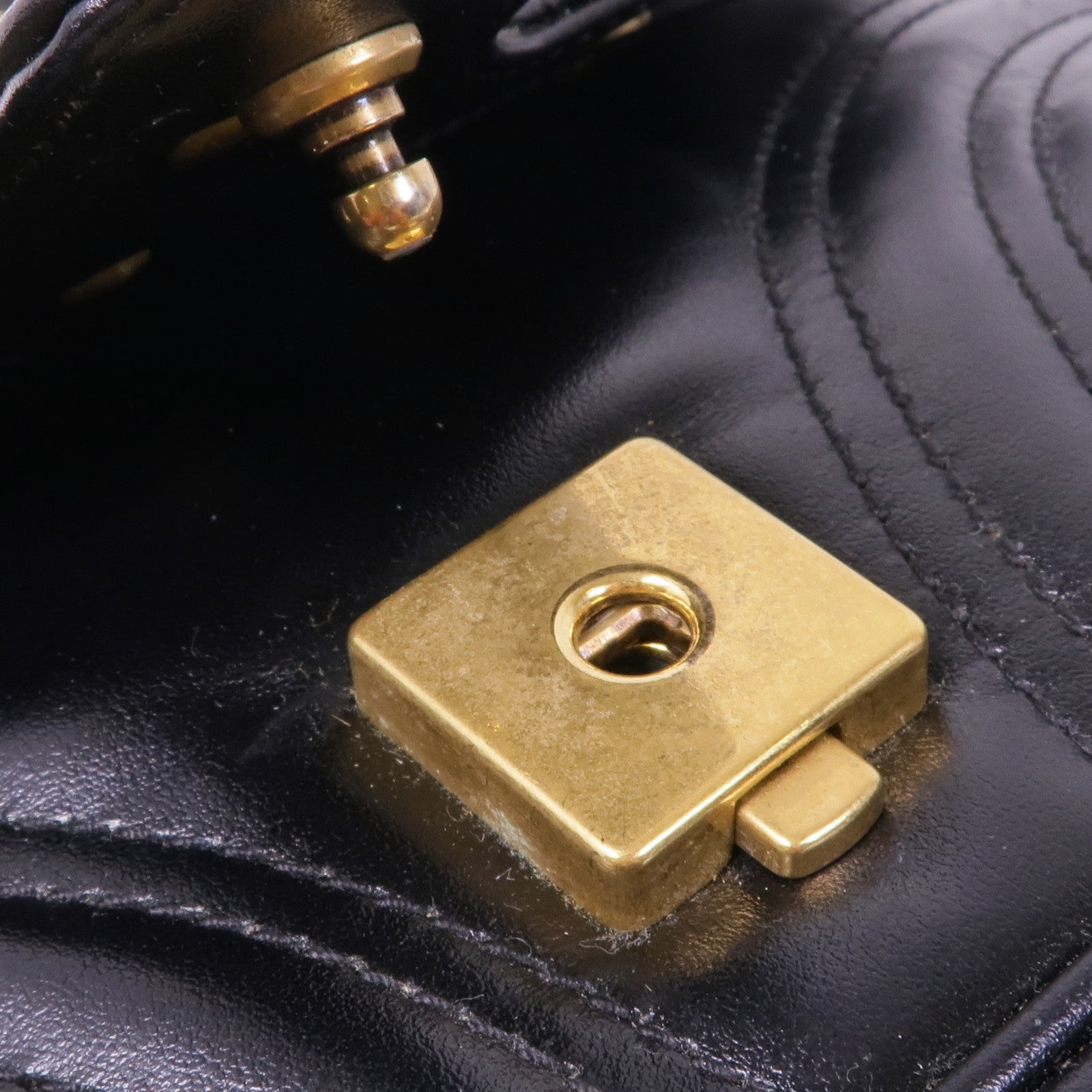 GUCCI 牛皮皮革GG Marmont金扣鏈帶肩背袋