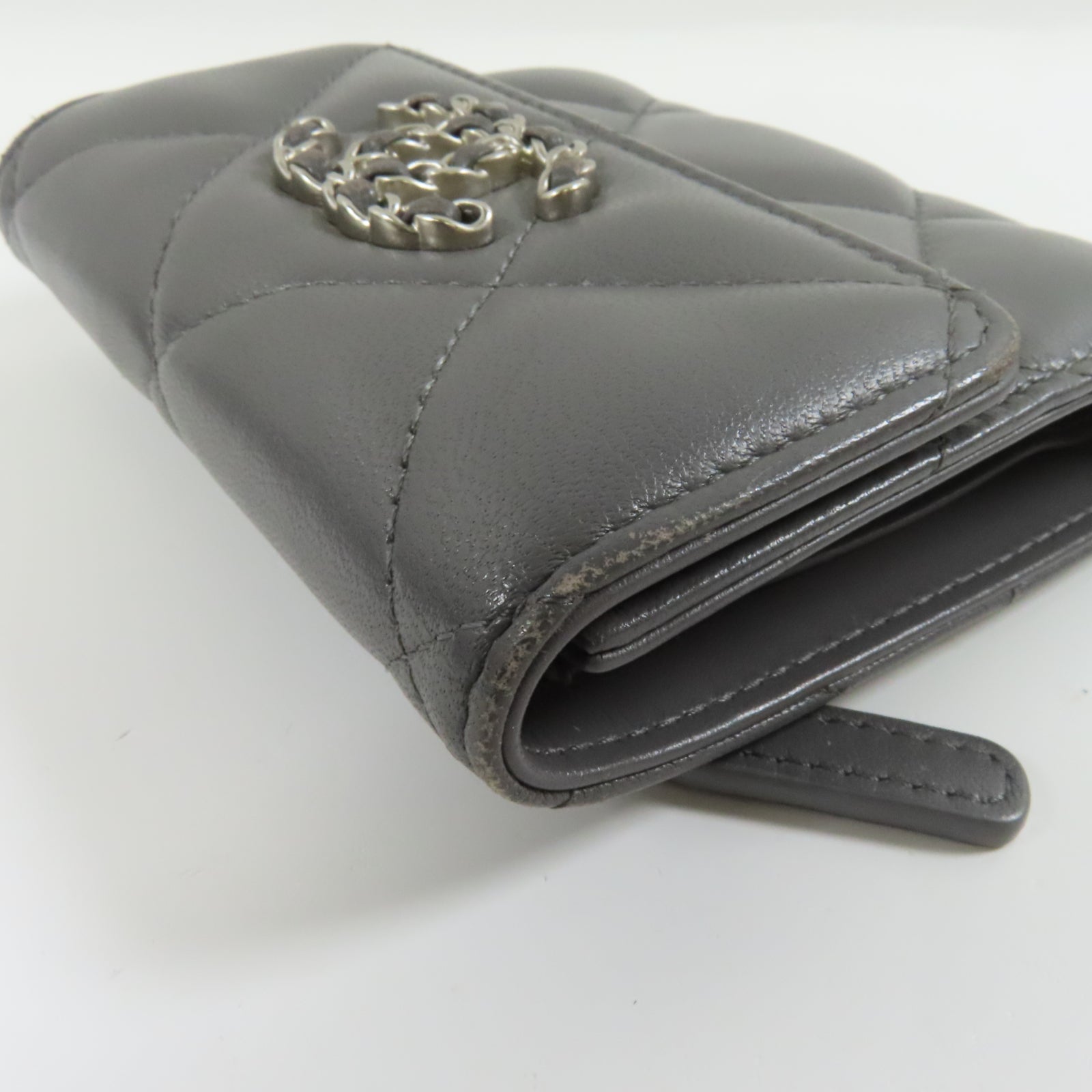 CHANEL 【激減優惠】菱格羊皮皮革Chanel 19 Small Flap Wallet銀扣錢包灰色