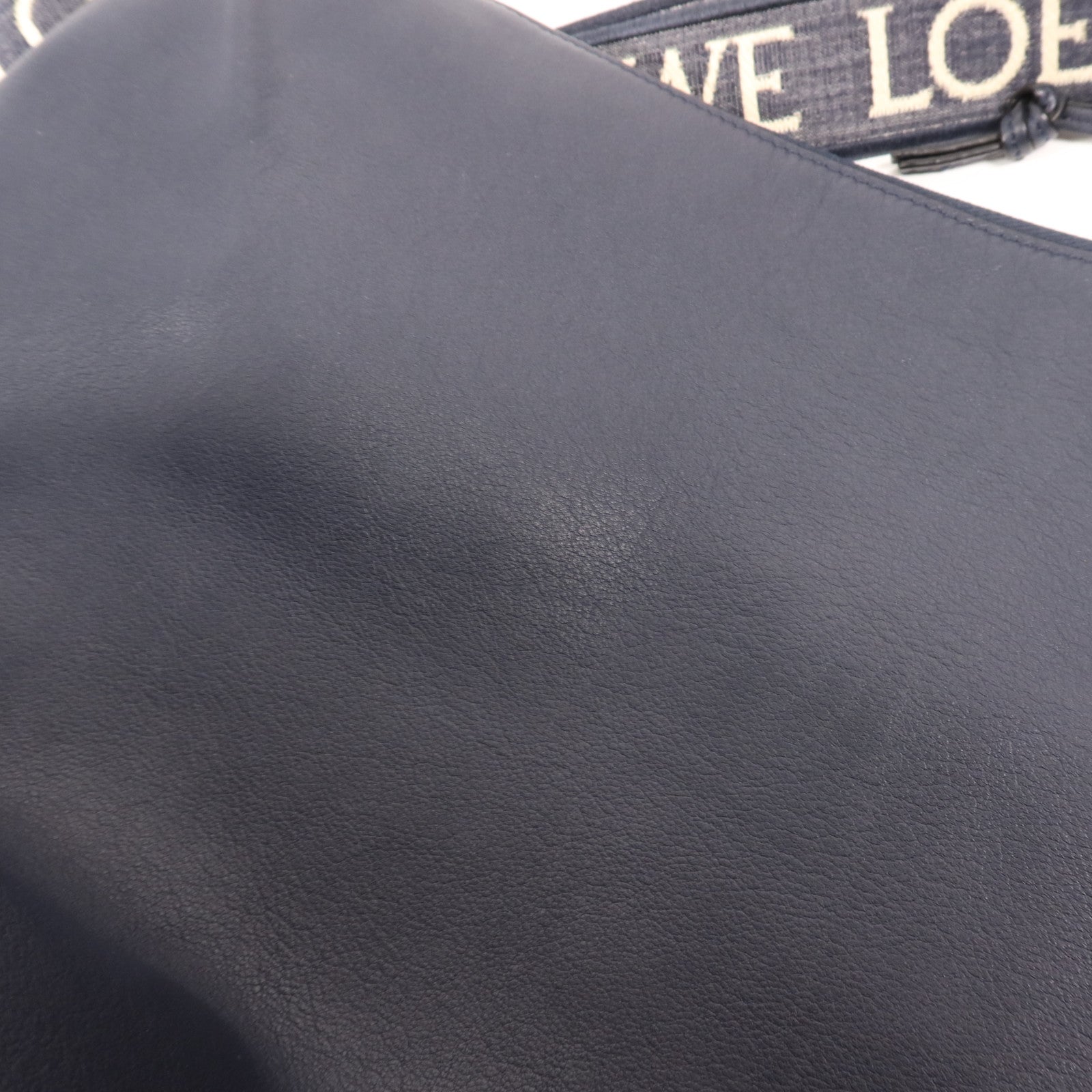 LOEWE 牛皮皮革Cubi Crossbody銀扣肩背袋