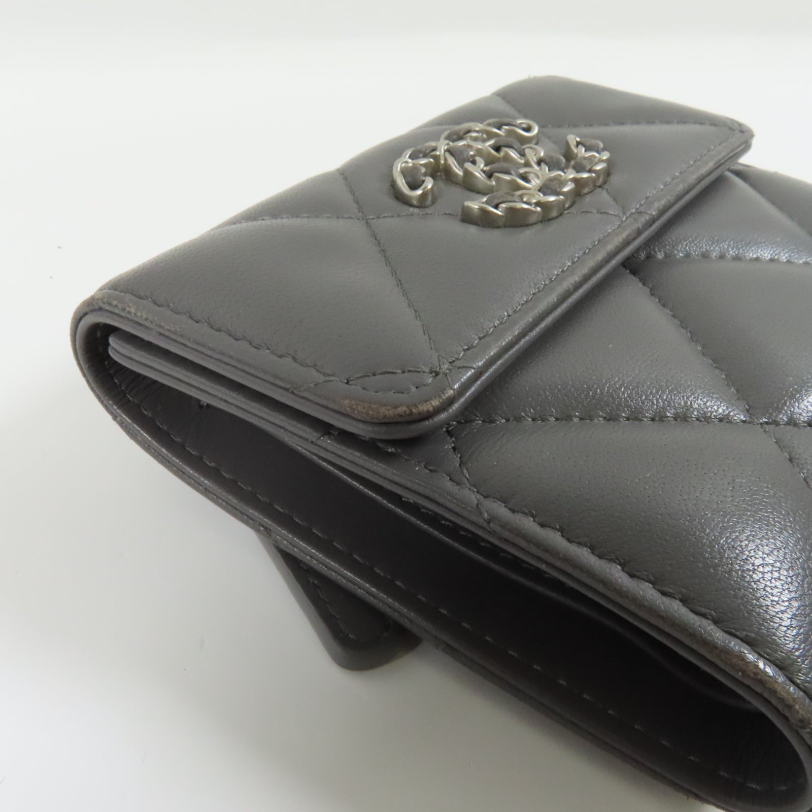 CHANEL 【激減優惠】菱格羊皮皮革Chanel 19 Small Flap Wallet銀扣錢包灰色