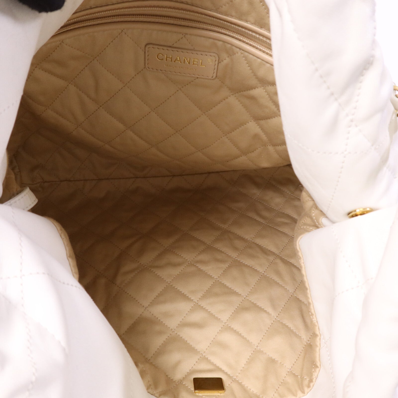 CHANEL 牛皮皮革Chanel 22金扣鏈帶肩背袋