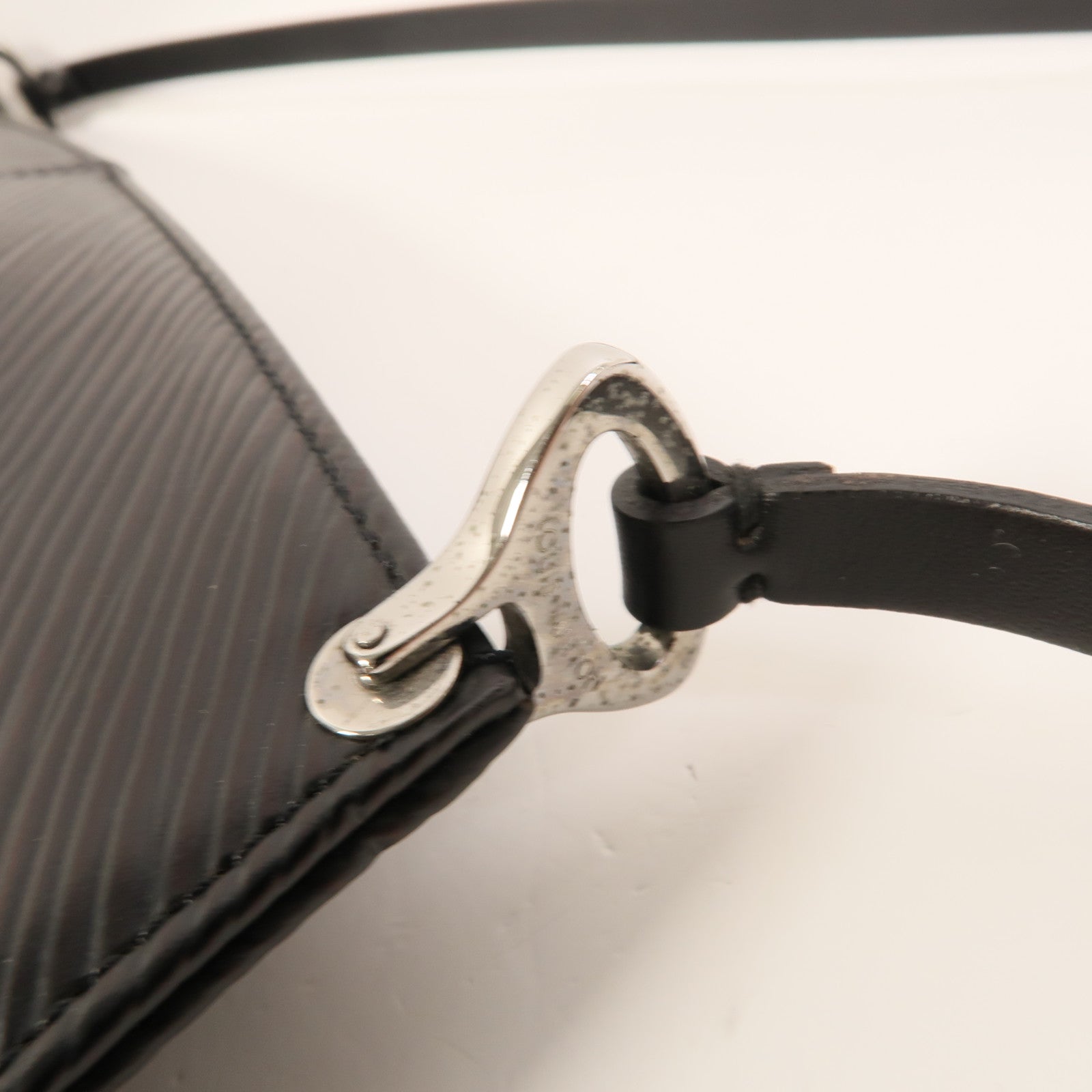 LOUIS VUITTON Epi Pochette Demi Lune肩背袋