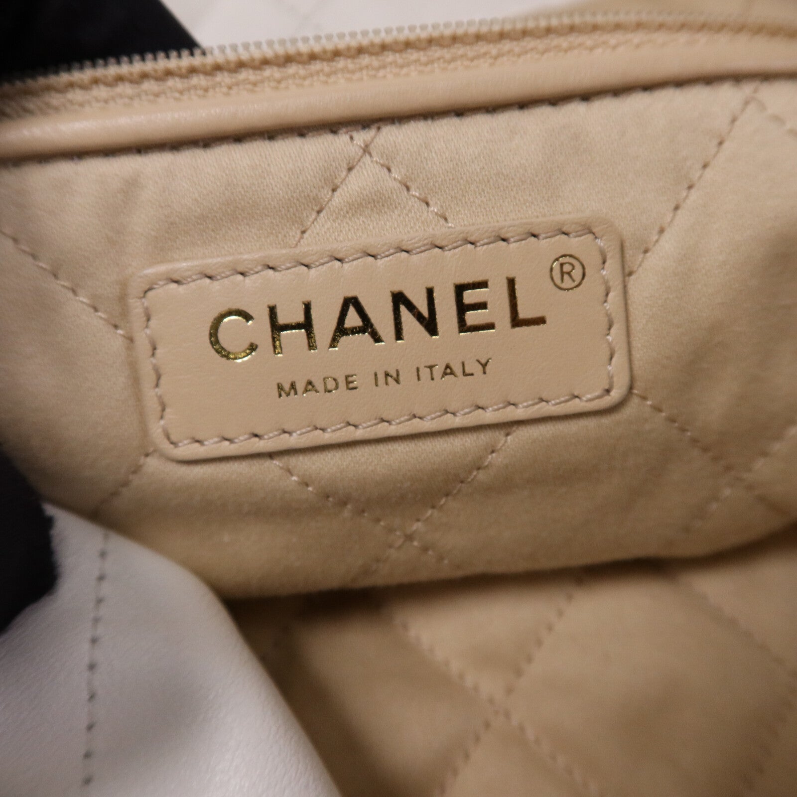CHANEL 牛皮皮革Chanel 22金扣鏈帶肩背袋