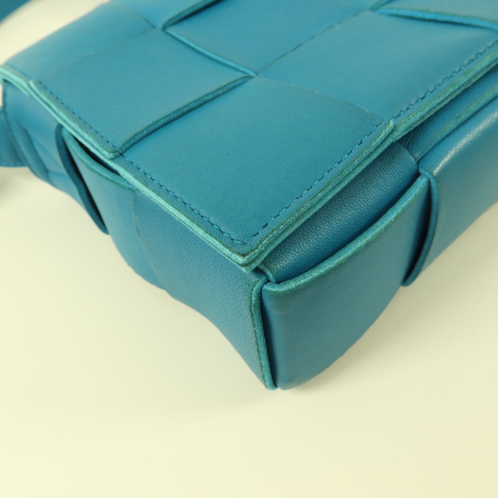 BOTTEGA VENETA 羊皮皮革Cassette肩背袋
