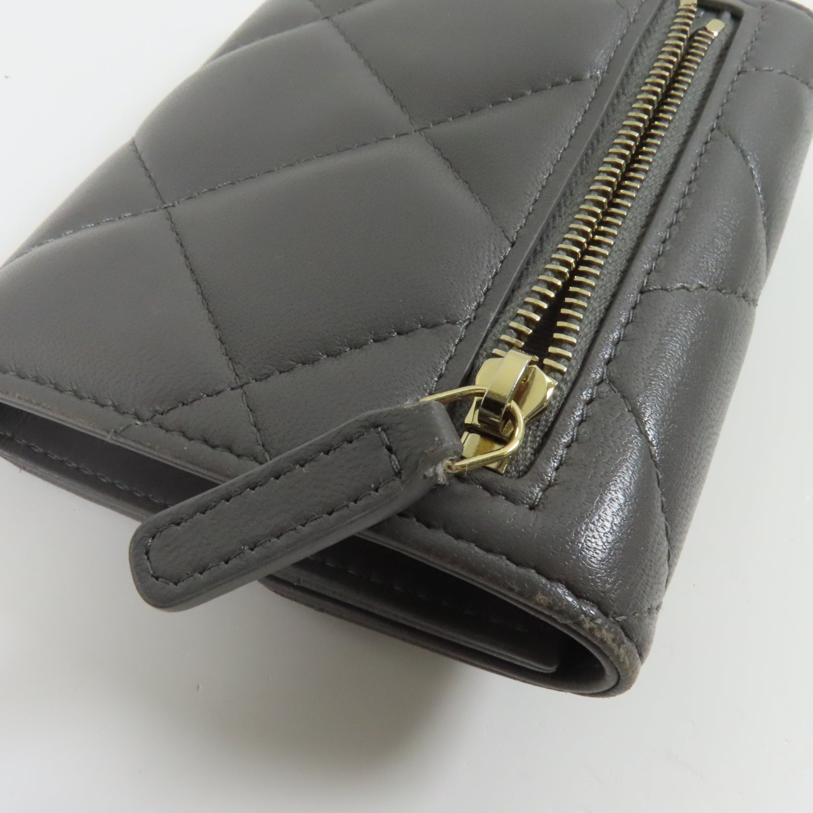 CHANEL 【激減優惠】菱格羊皮皮革Chanel 19 Small Flap Wallet銀扣錢包灰色