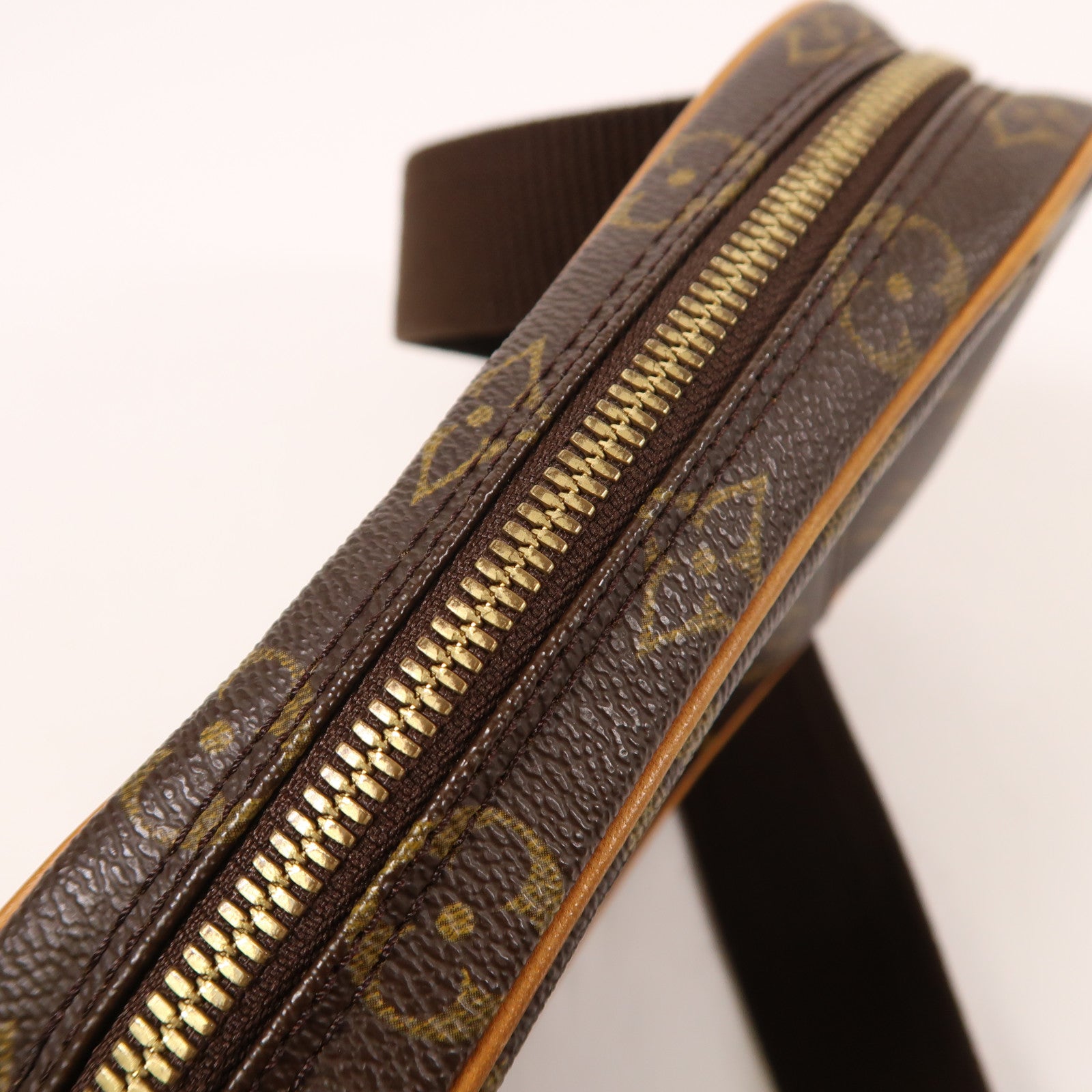 LOUIS VUITTON Monogram Pochette Gange金扣肩背袋