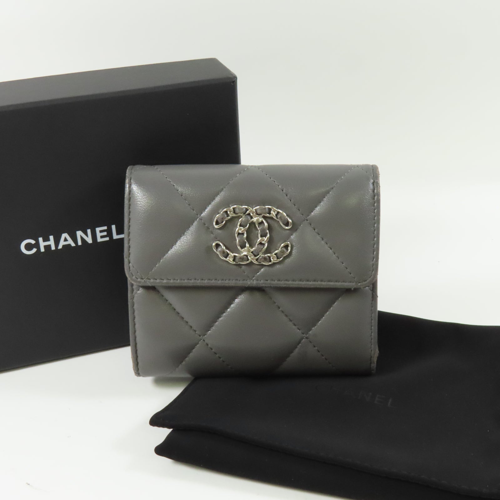 CHANEL 【激減優惠】菱格羊皮皮革Chanel 19 Small Flap Wallet銀扣錢包灰色