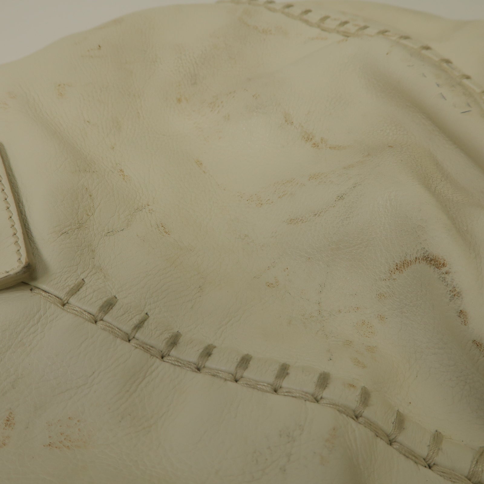 YVES SAINT LAURENT 牛皮皮革Vincennes Mombasa Hobo Bag金扣肩背袋白色