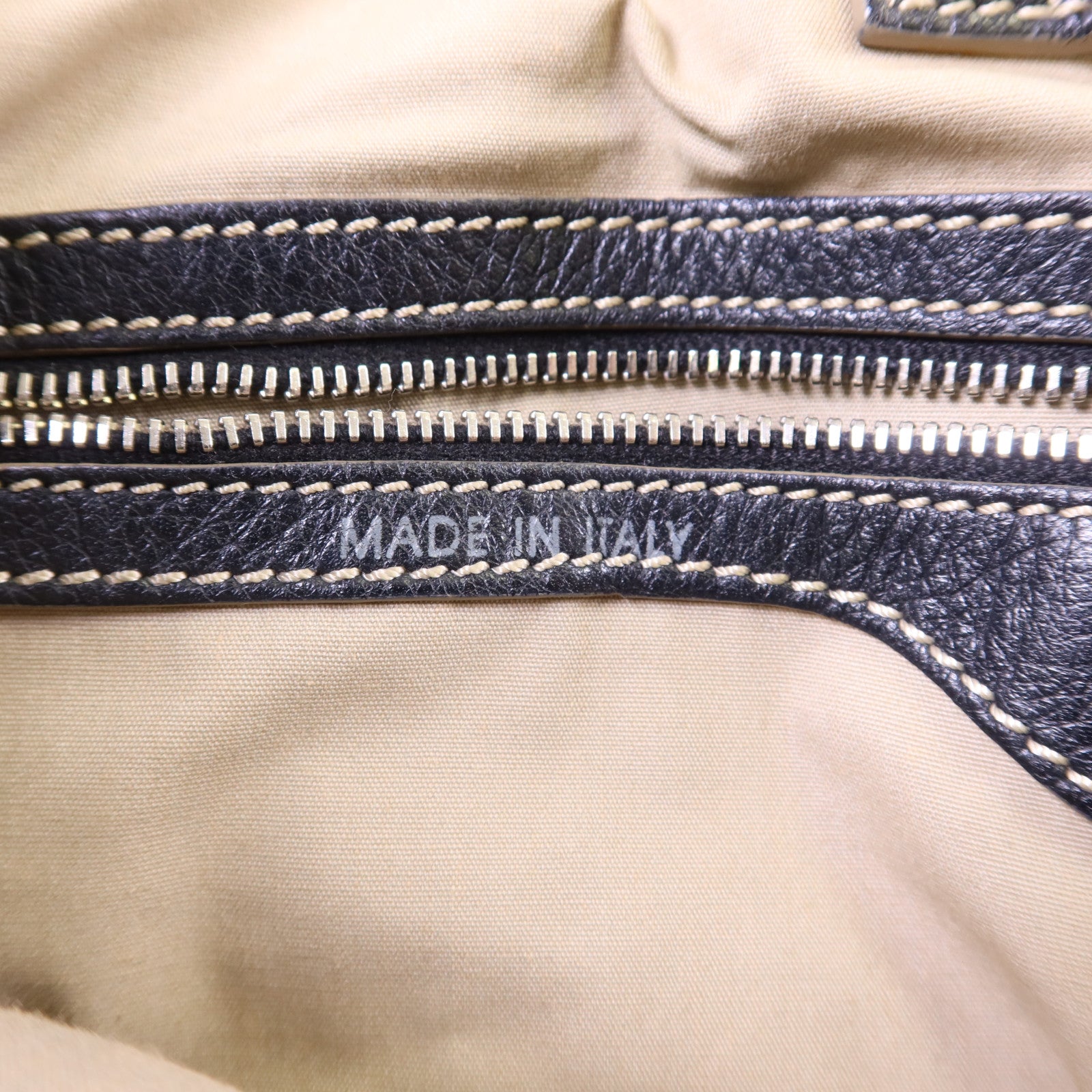 TOD'S 塗層帆布Shoulder Bag銀扣肩背袋