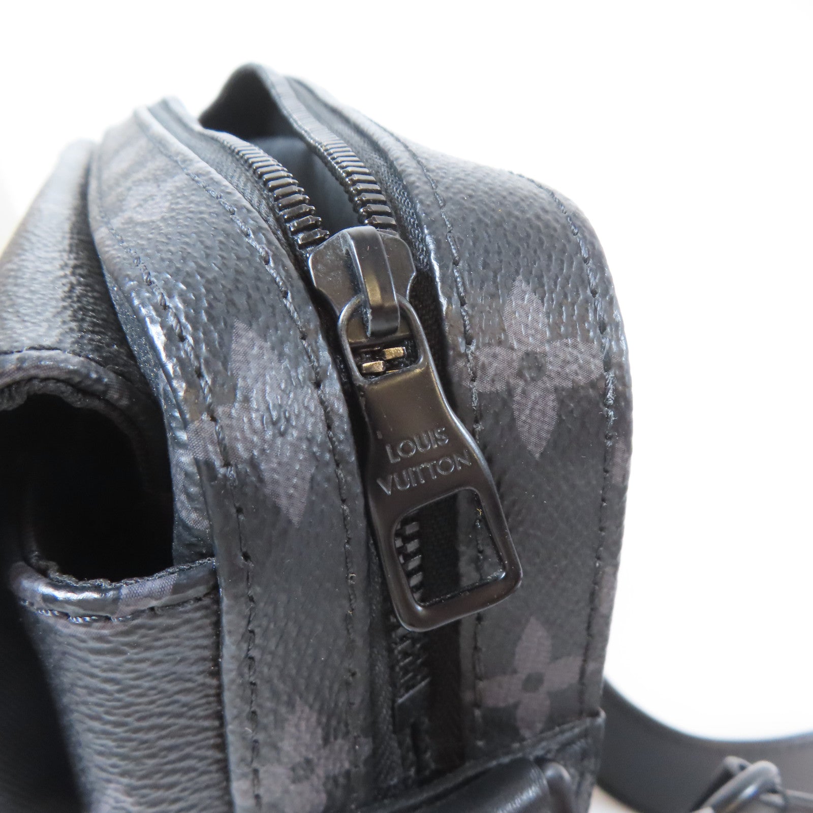 LOUIS VUITTON Monogram Eclipse Steamer Messenger肩背袋黑色