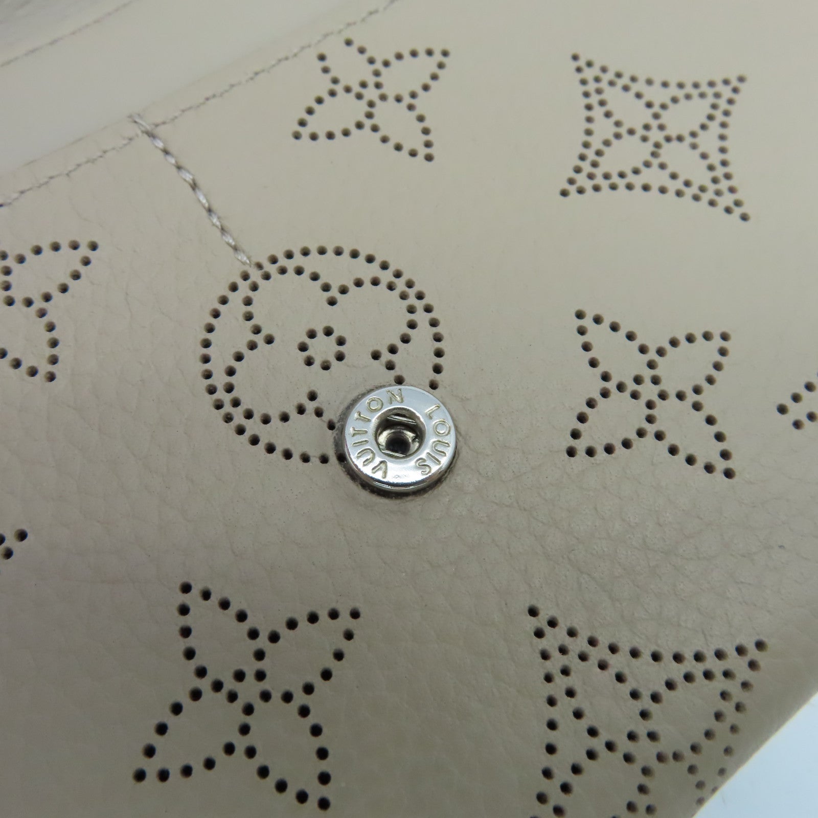 LOUIS VUITTON 【激減優惠】Mahina Portefeuille Iris Long Wallet長錢包杏色