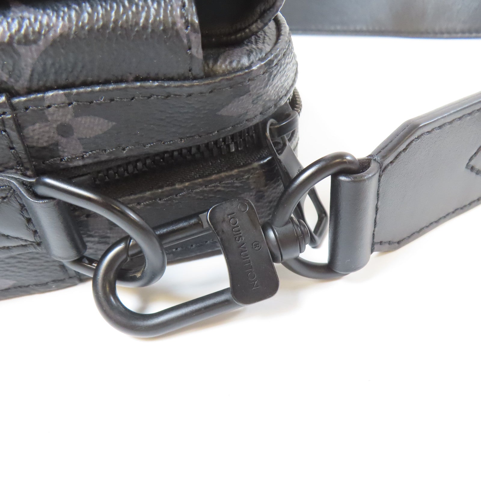 LOUIS VUITTON Monogram Eclipse Steamer Messenger肩背袋黑色